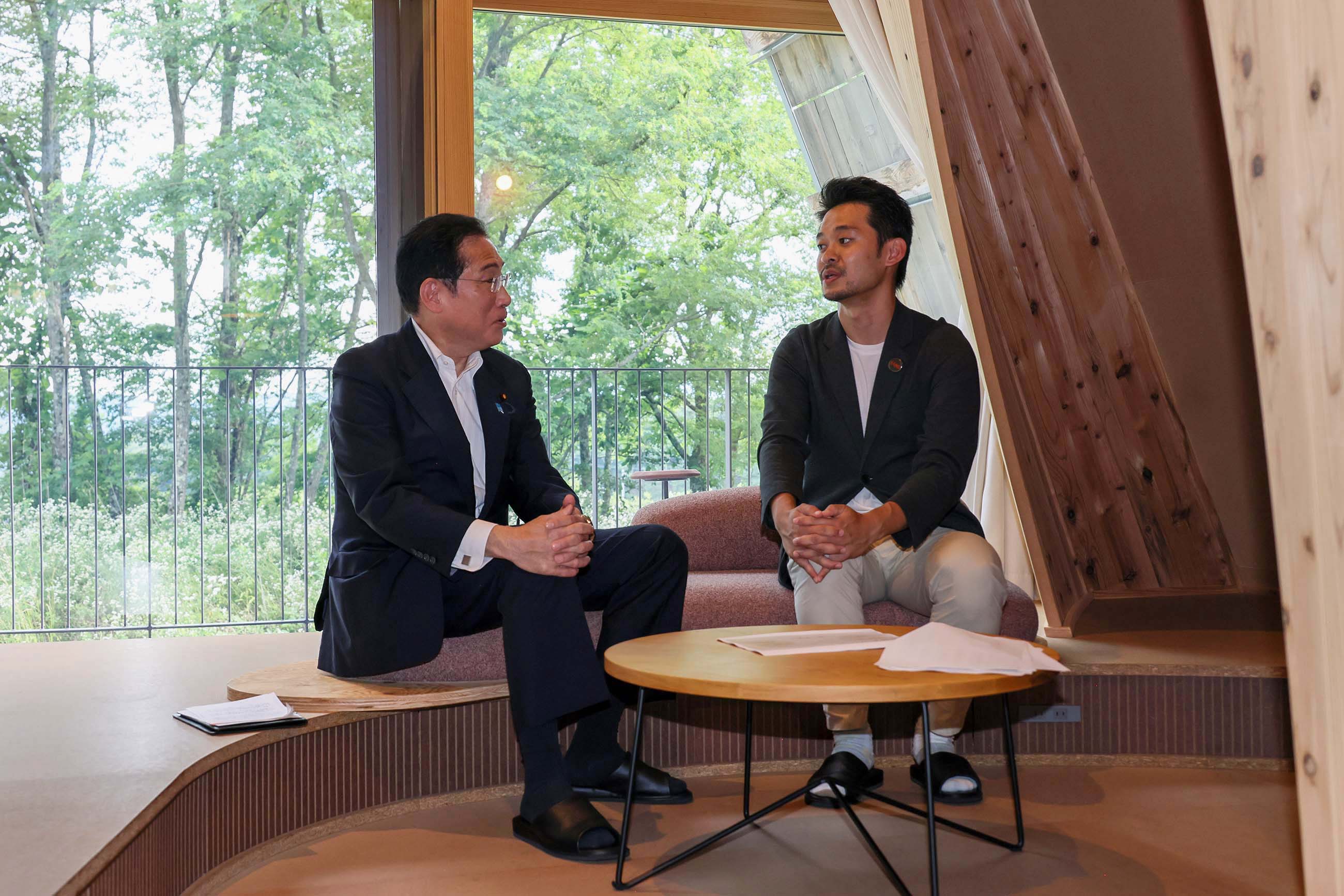 ＳＡＮＵ　２ｎｄ　Ｈｏｍｅ軽井沢１ｓｔを視察する岸田総理３