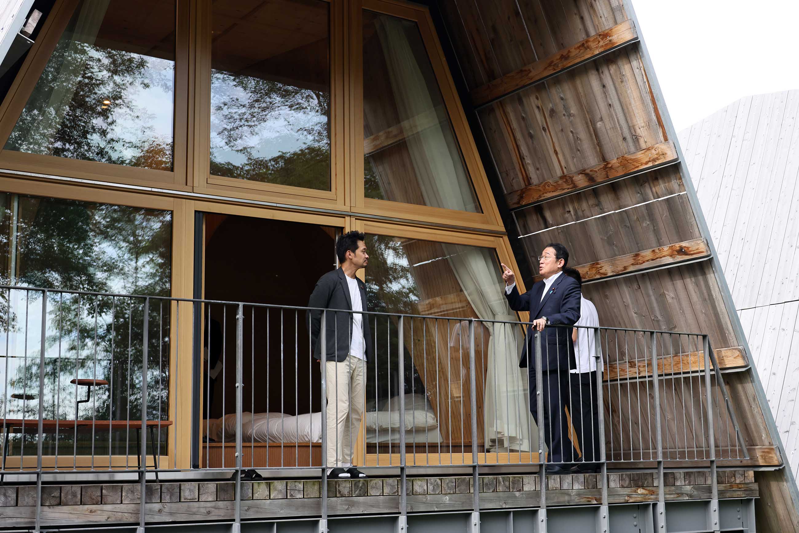 ＳＡＮＵ　２ｎｄ　Ｈｏｍｅ軽井沢１ｓｔを視察する岸田総理５