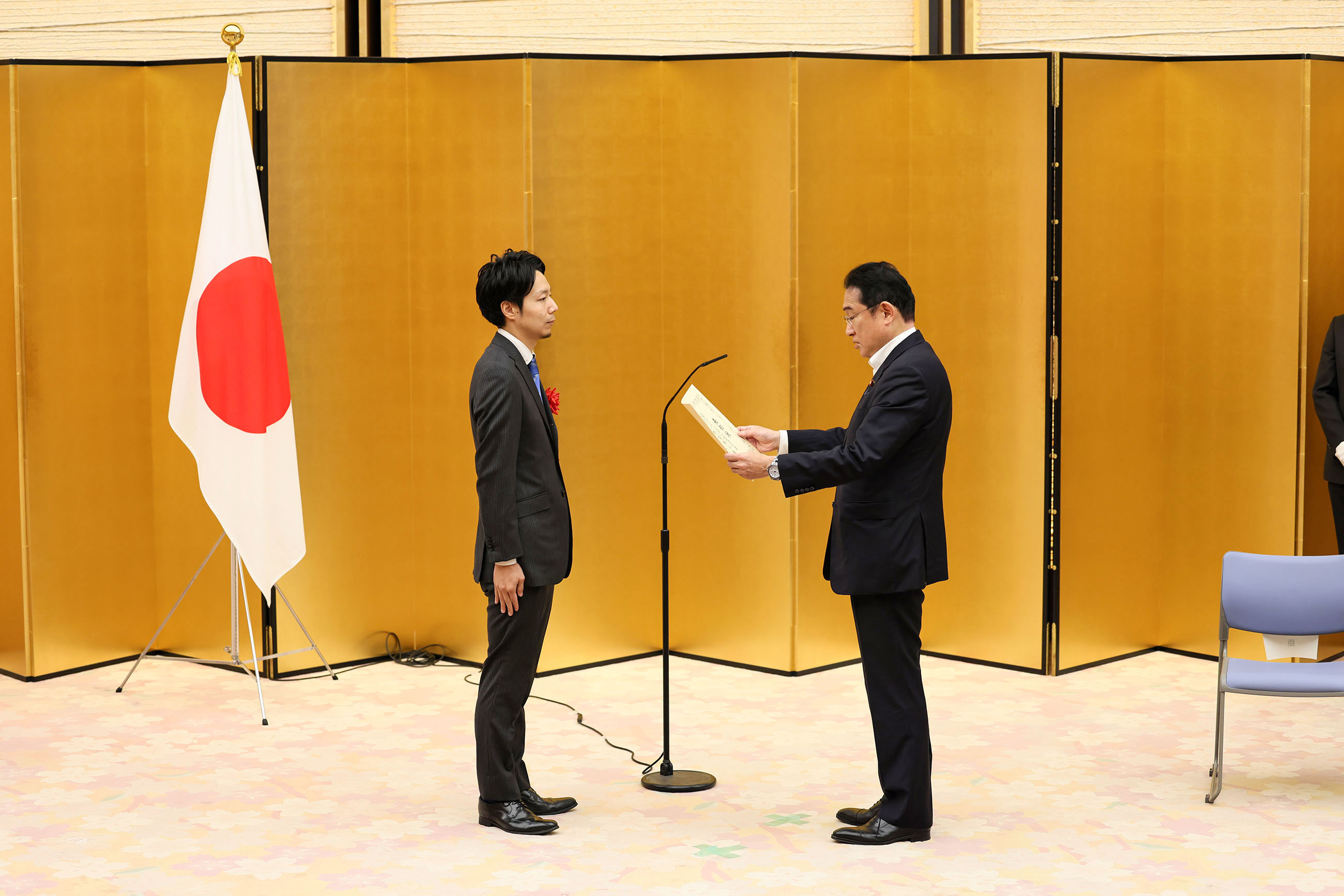 内閣総理大臣賞を授与する岸田総理１