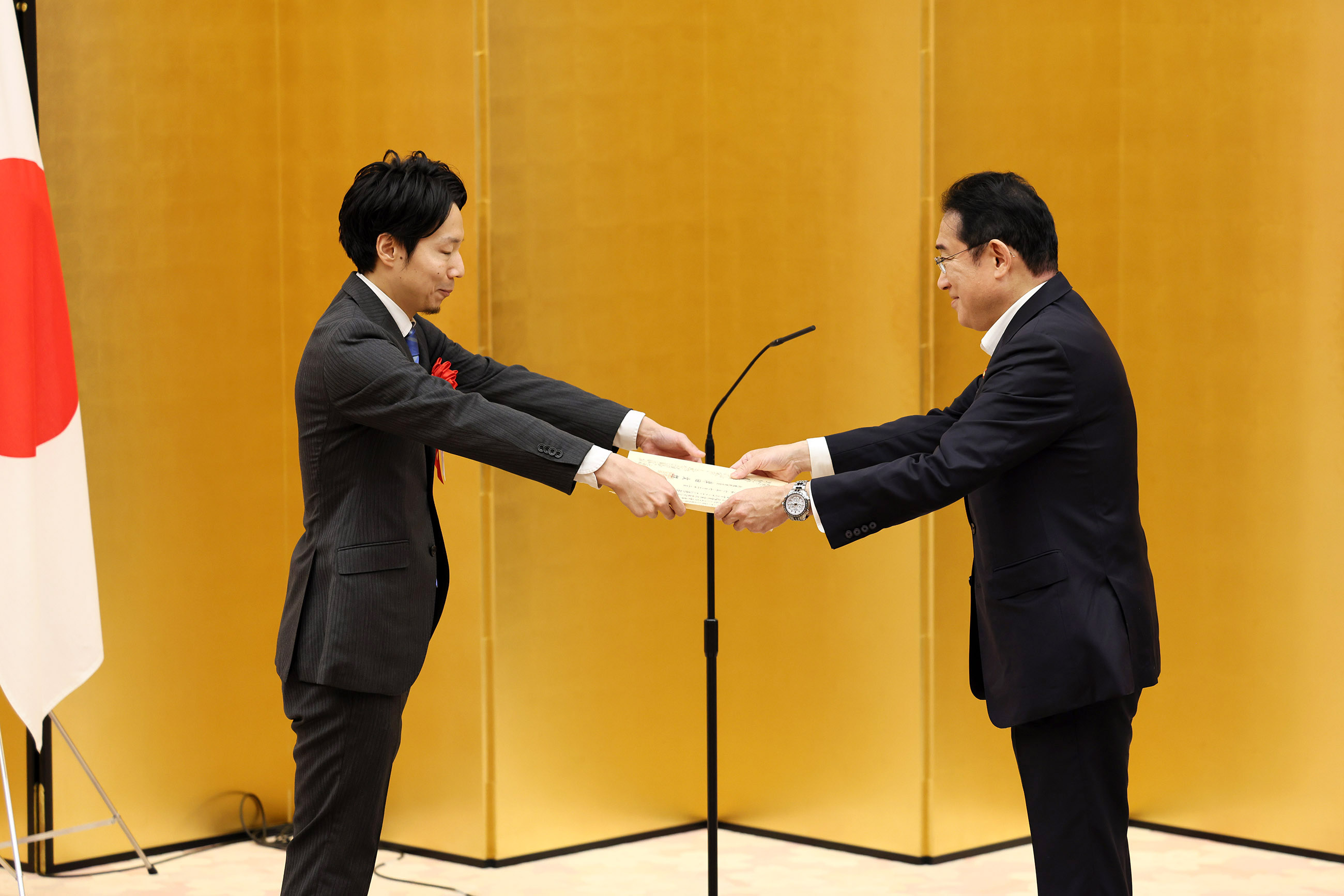 内閣総理大臣賞を授与する岸田総理２