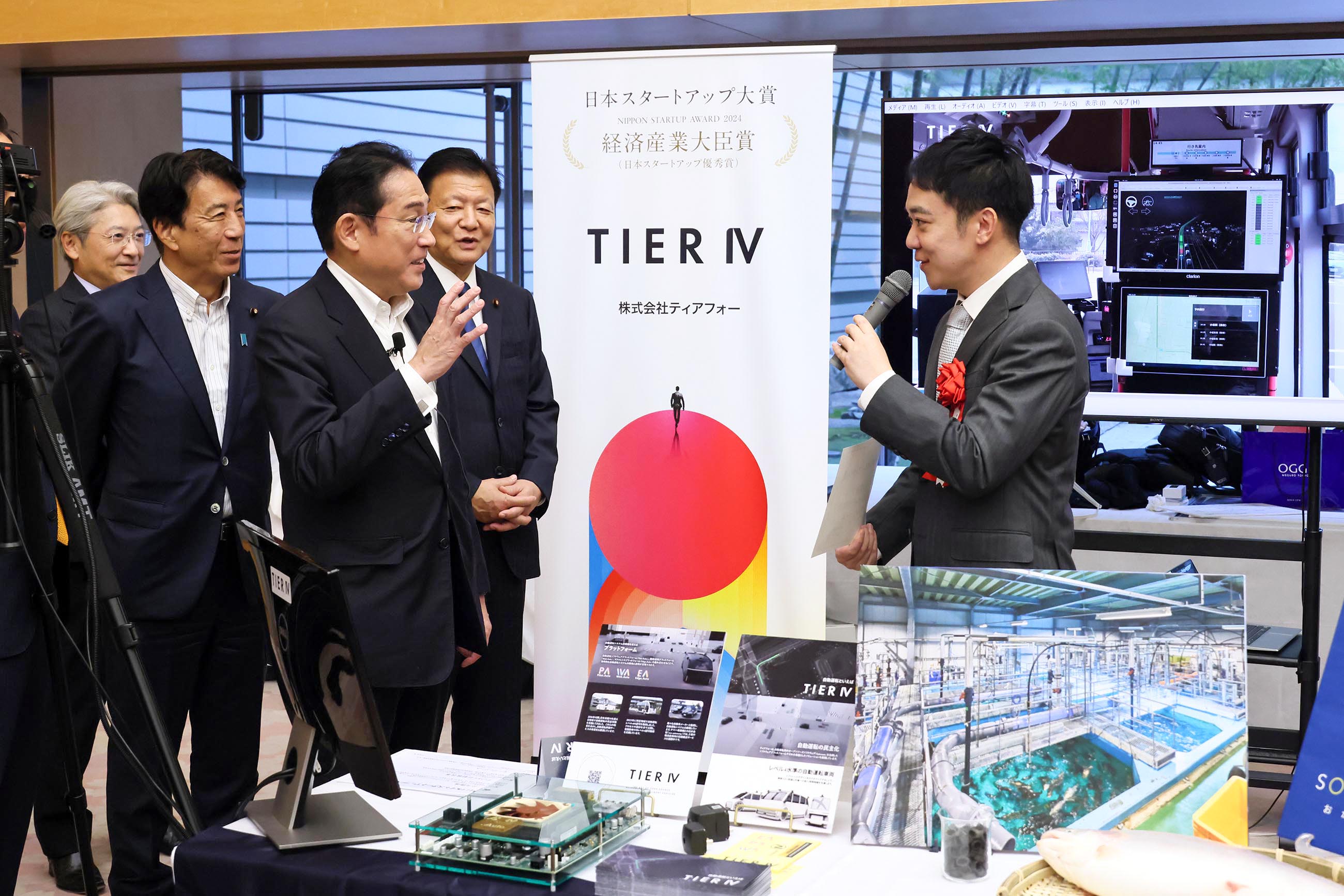 受賞者の展示ブースを観覧する岸田総理１