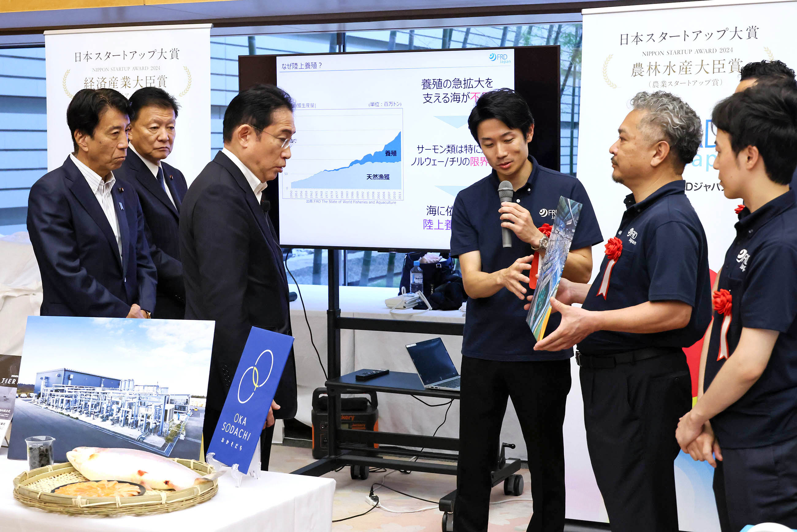 受賞者の展示ブースを観覧する岸田総理２