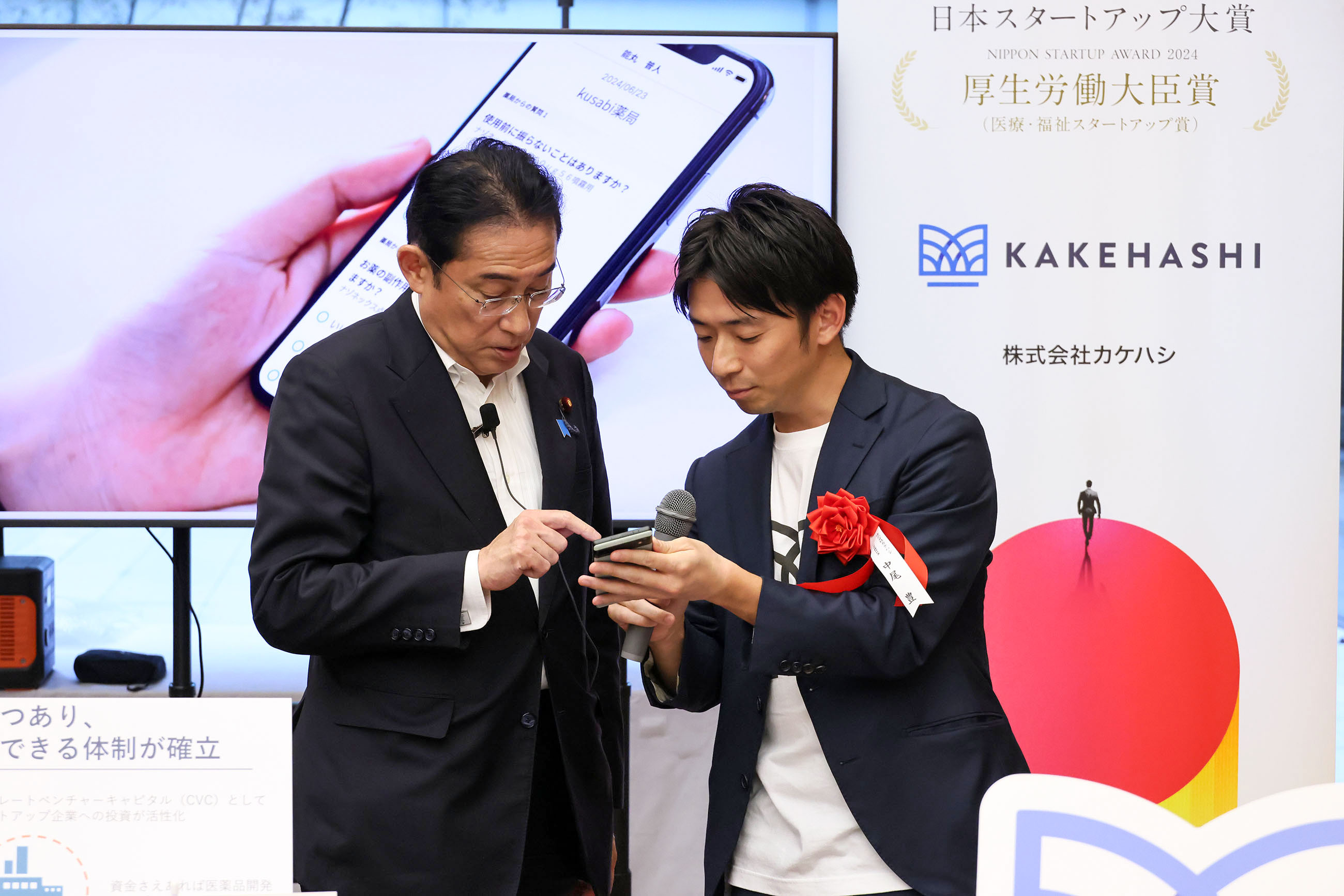 受賞者の展示ブースを観覧する岸田総理５