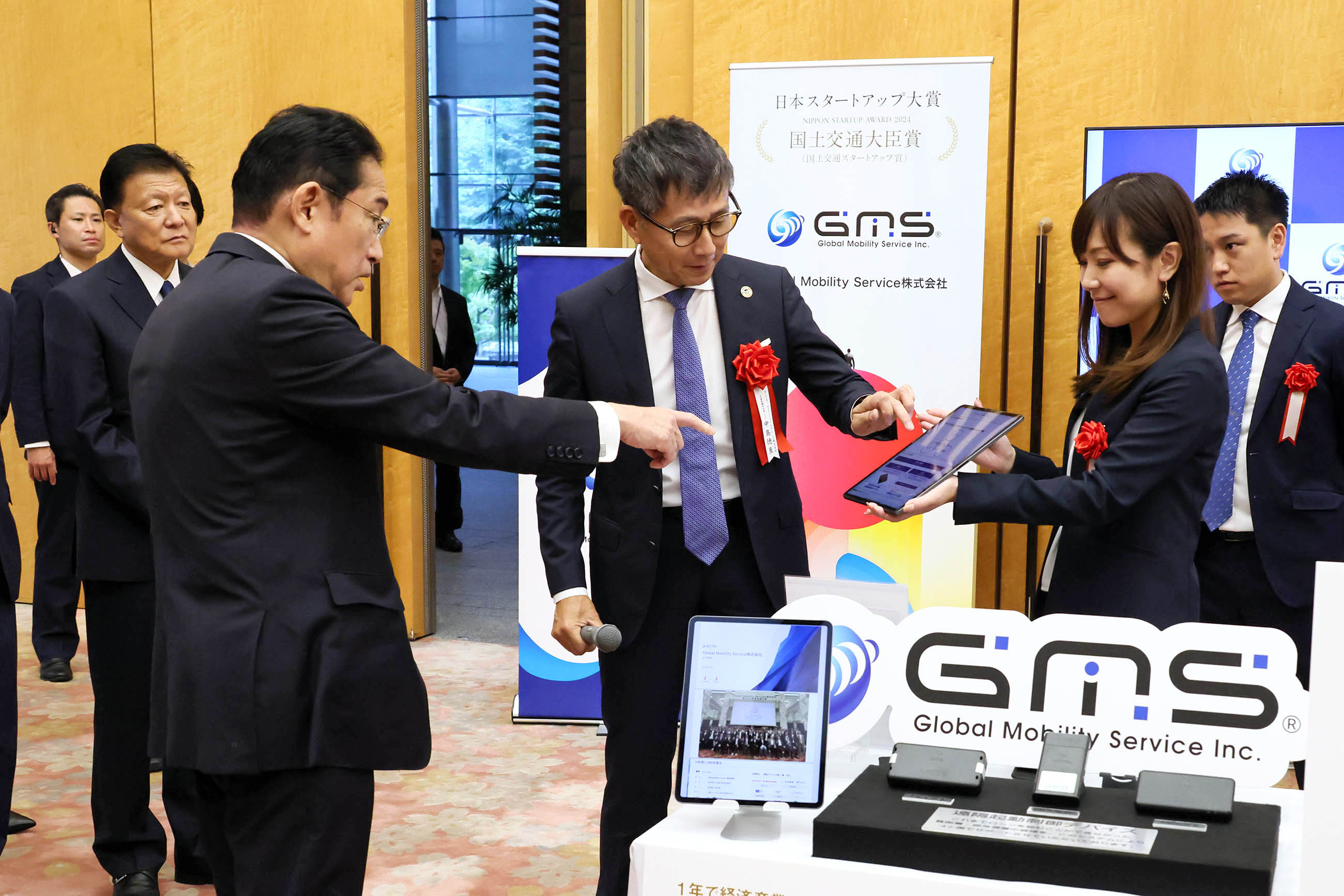 受賞者の展示ブースを観覧する岸田総理６