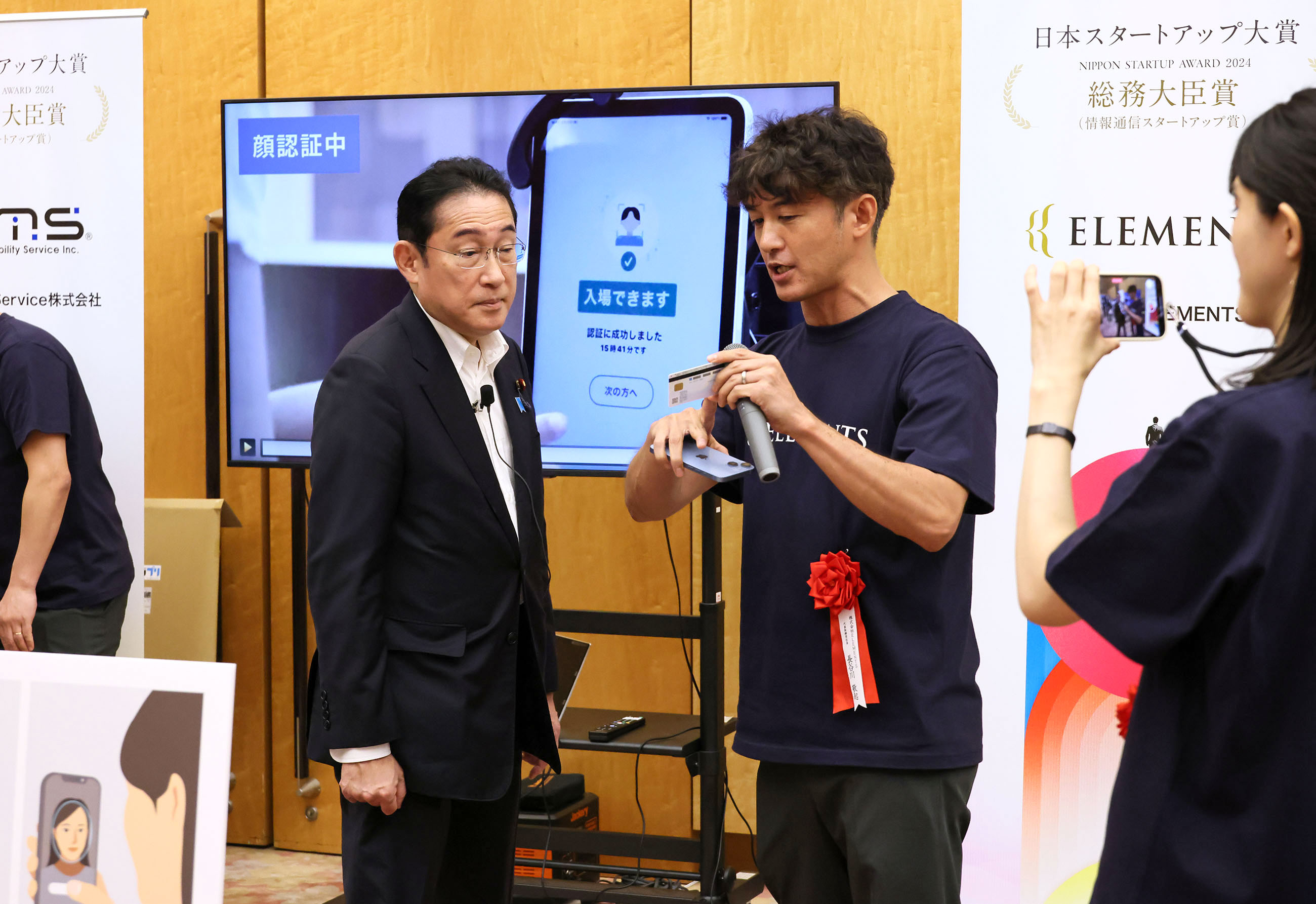 受賞者の展示ブースを観覧する岸田総理７