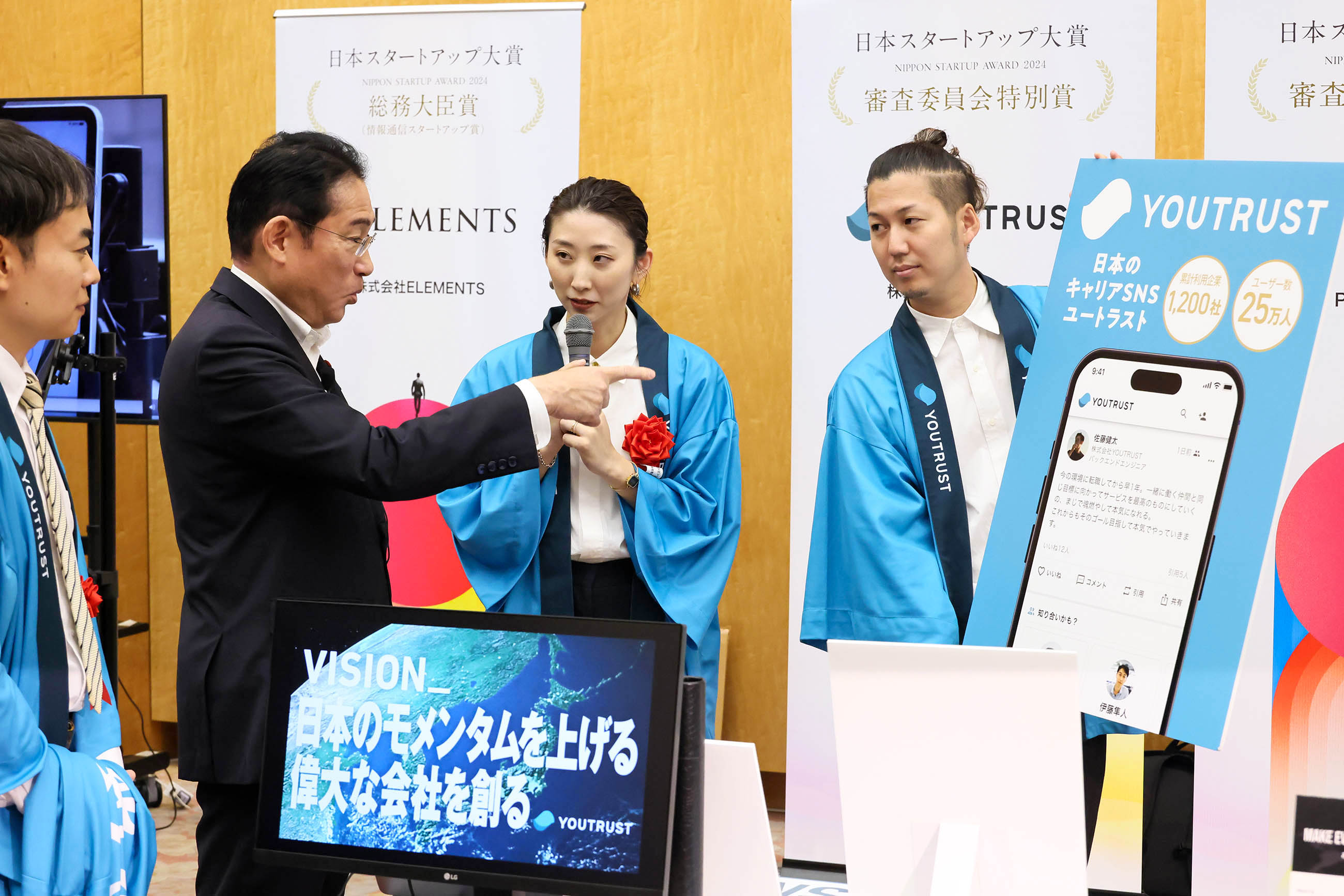受賞者の展示ブースを観覧する岸田総理８
