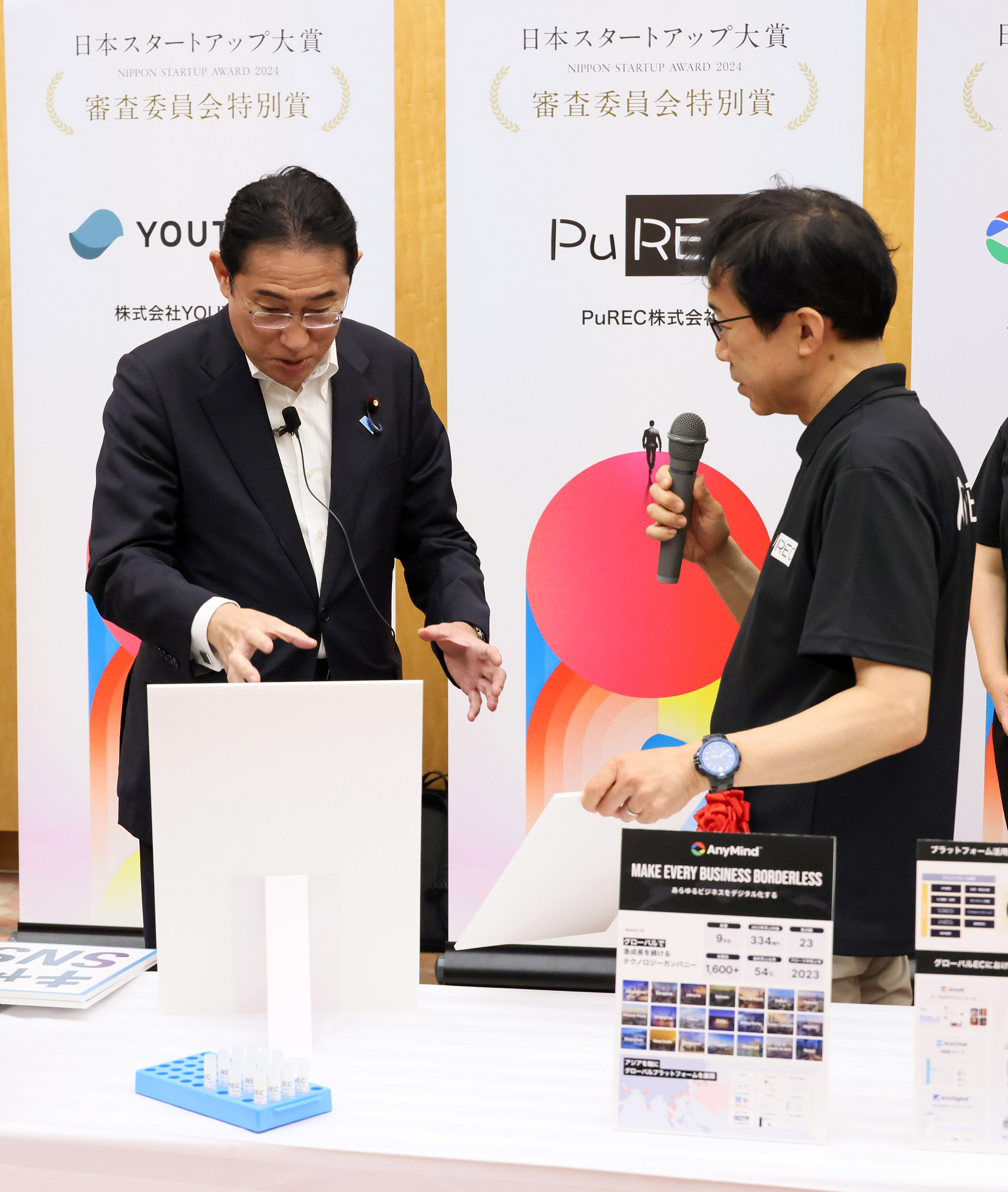 受賞者の展示ブースを観覧する岸田総理９