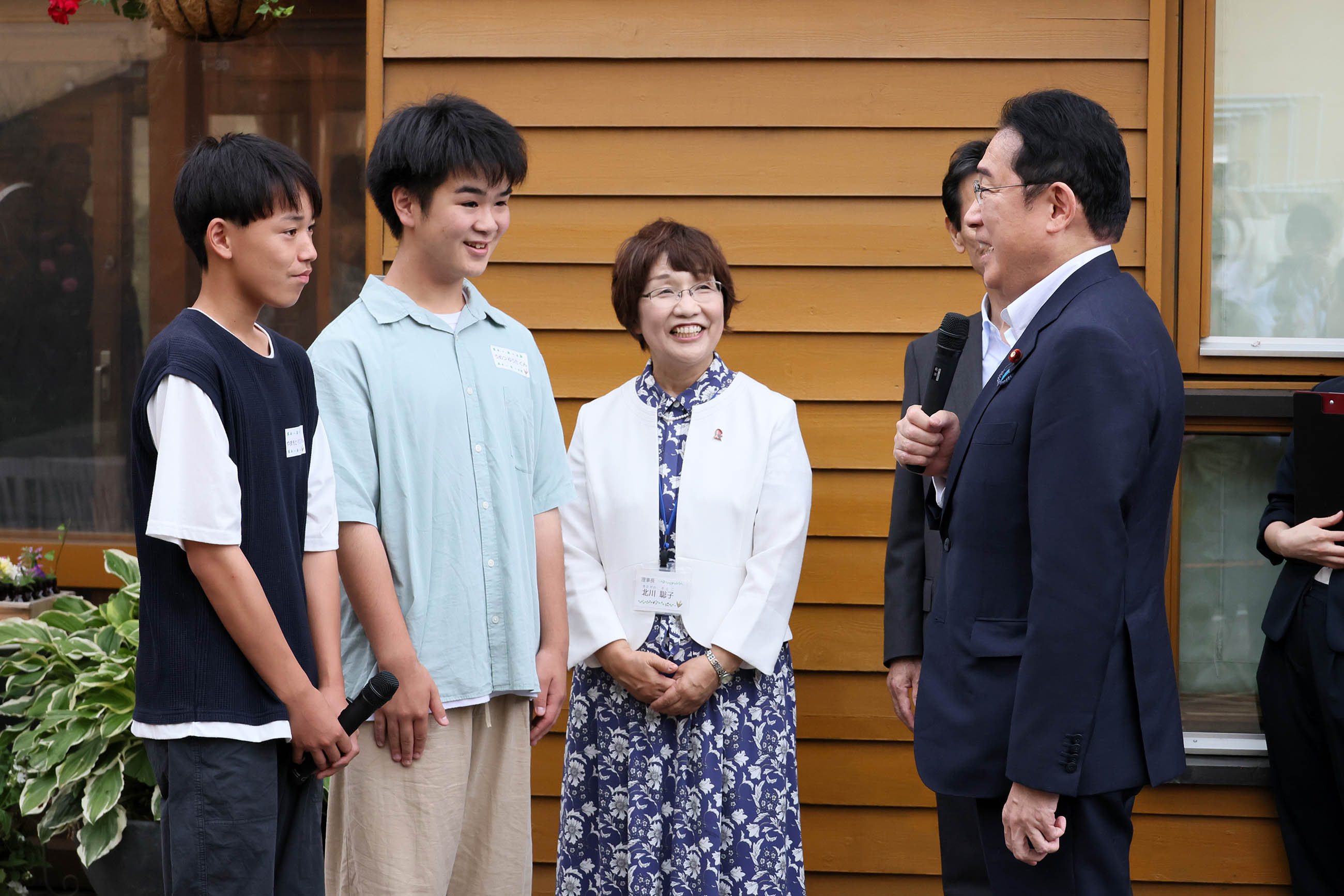 出迎えを受ける岸田総理２