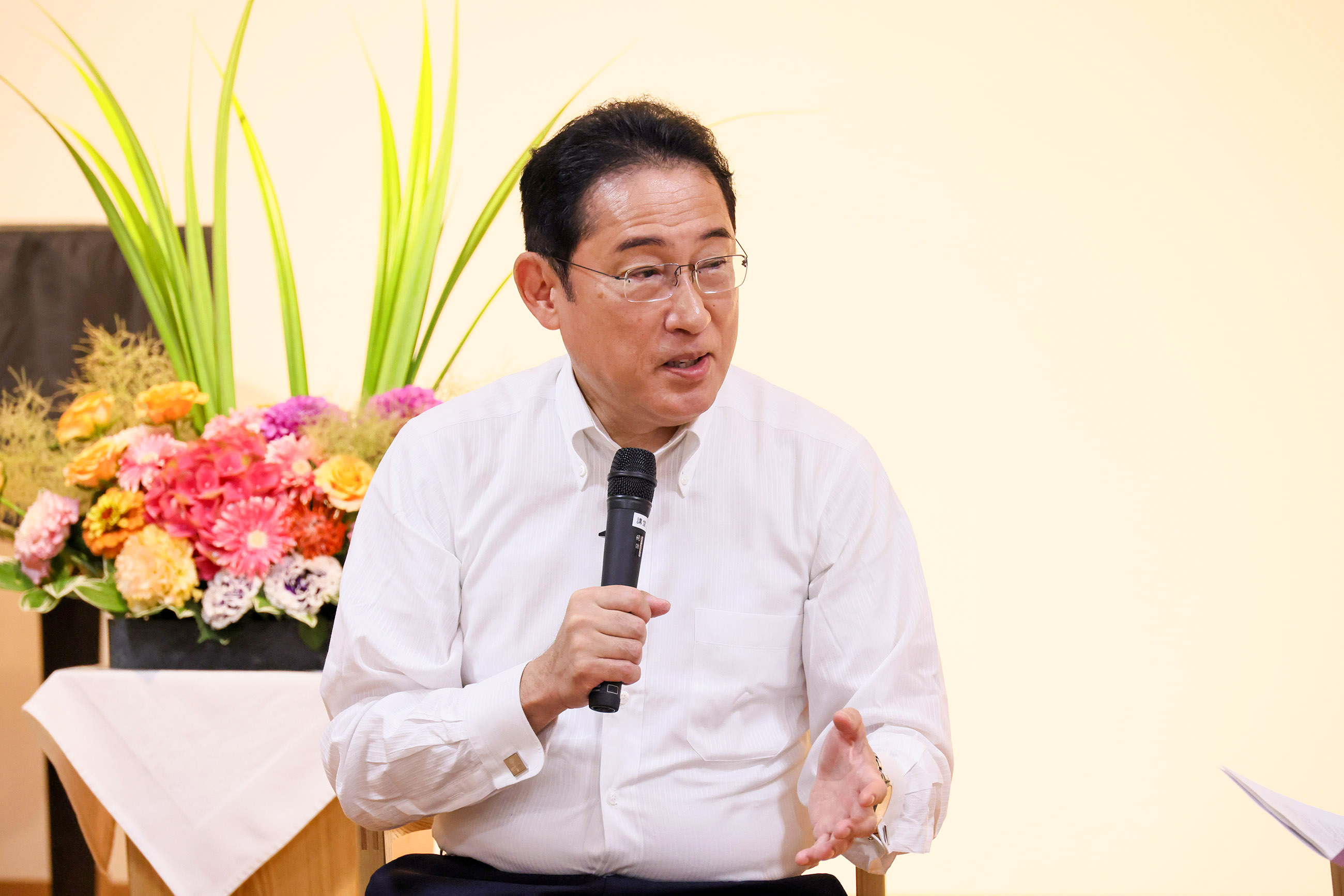 「むぎのこ」利用者・職員と意見交換する岸田総理２