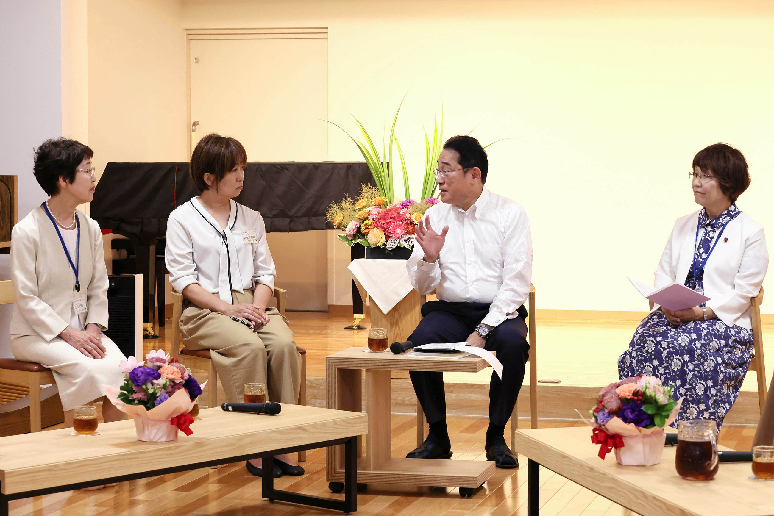 「むぎのこ」利用者・職員と意見交換する岸田総理３