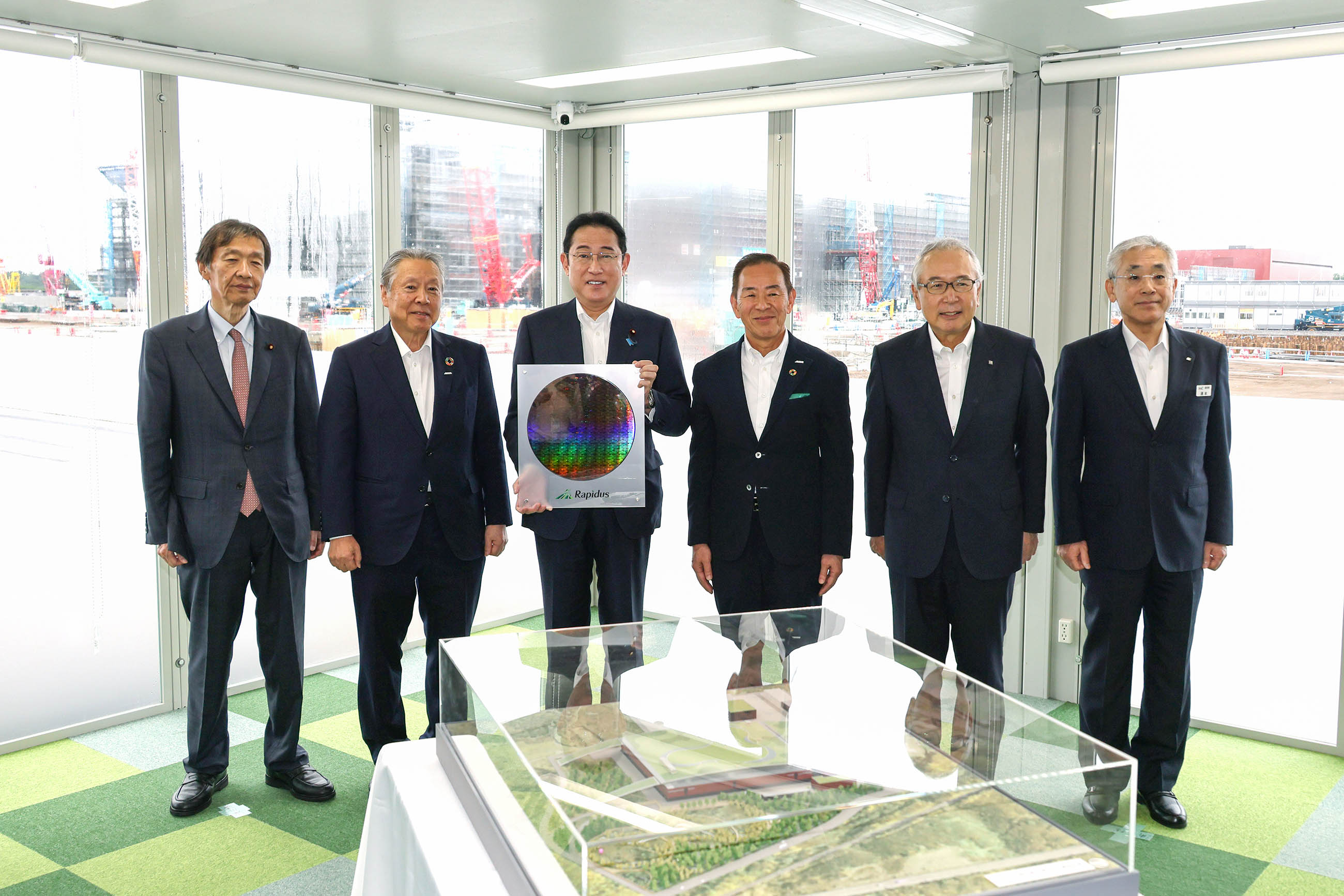 半導体工場建築地で概要説明を受ける岸田総理１