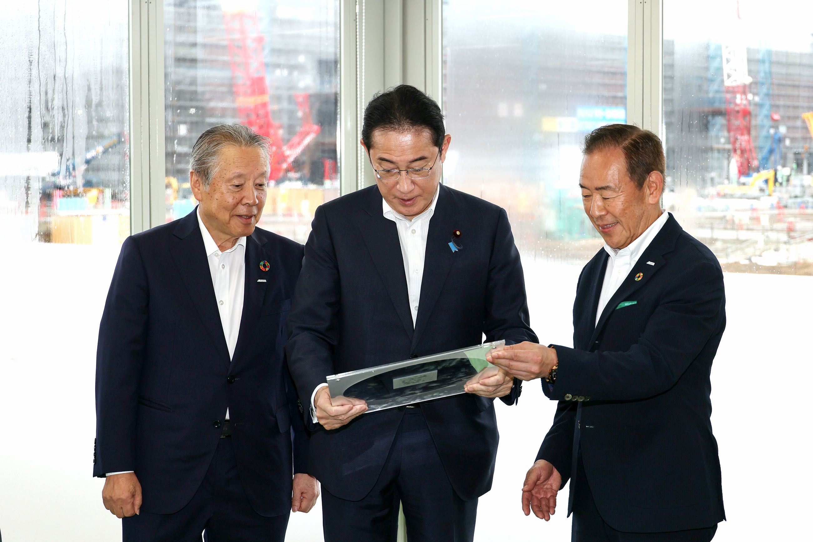 半導体工場建築地で概要説明を受ける岸田総理２