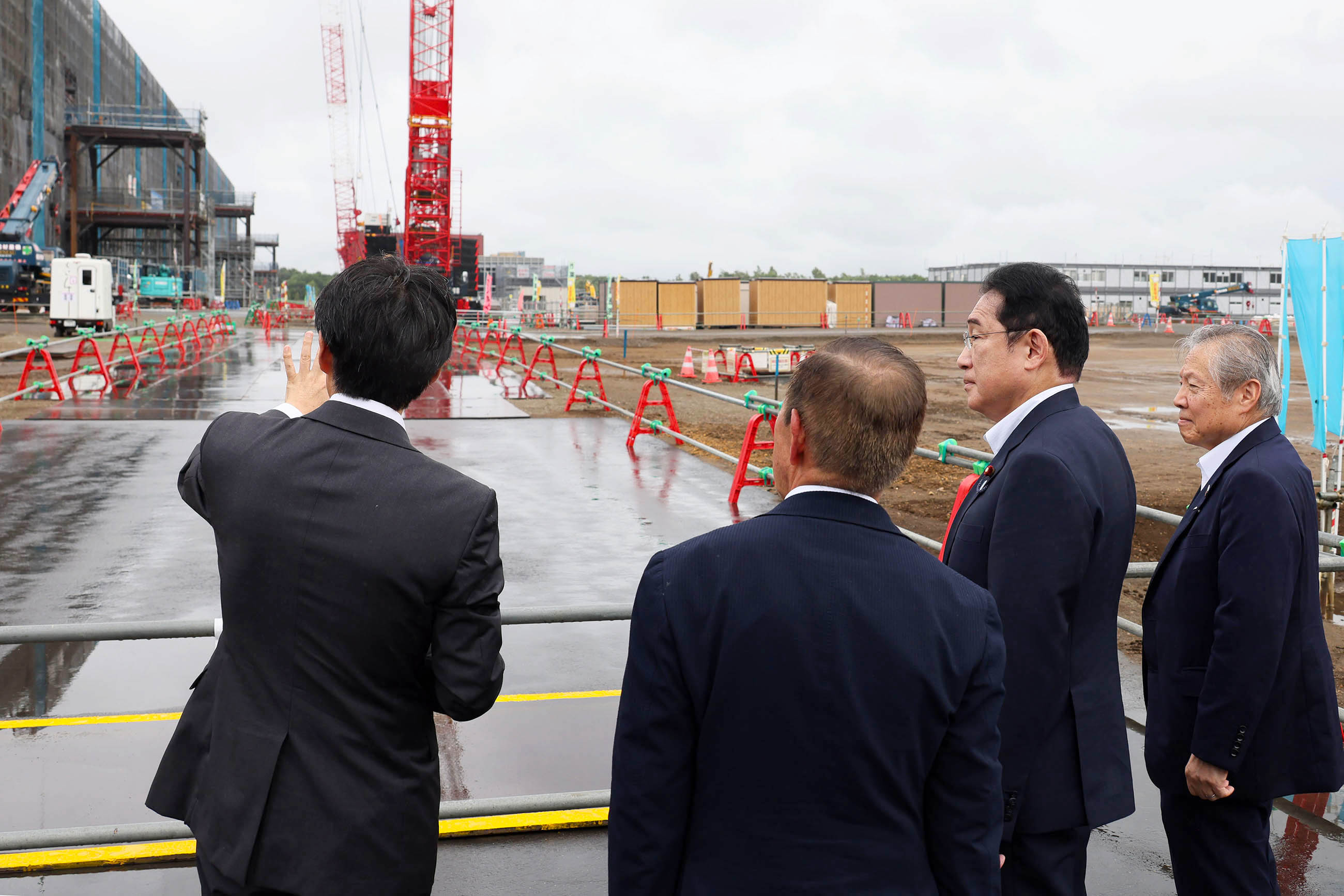 半導体工場建築地の現場を視察する岸田総理１