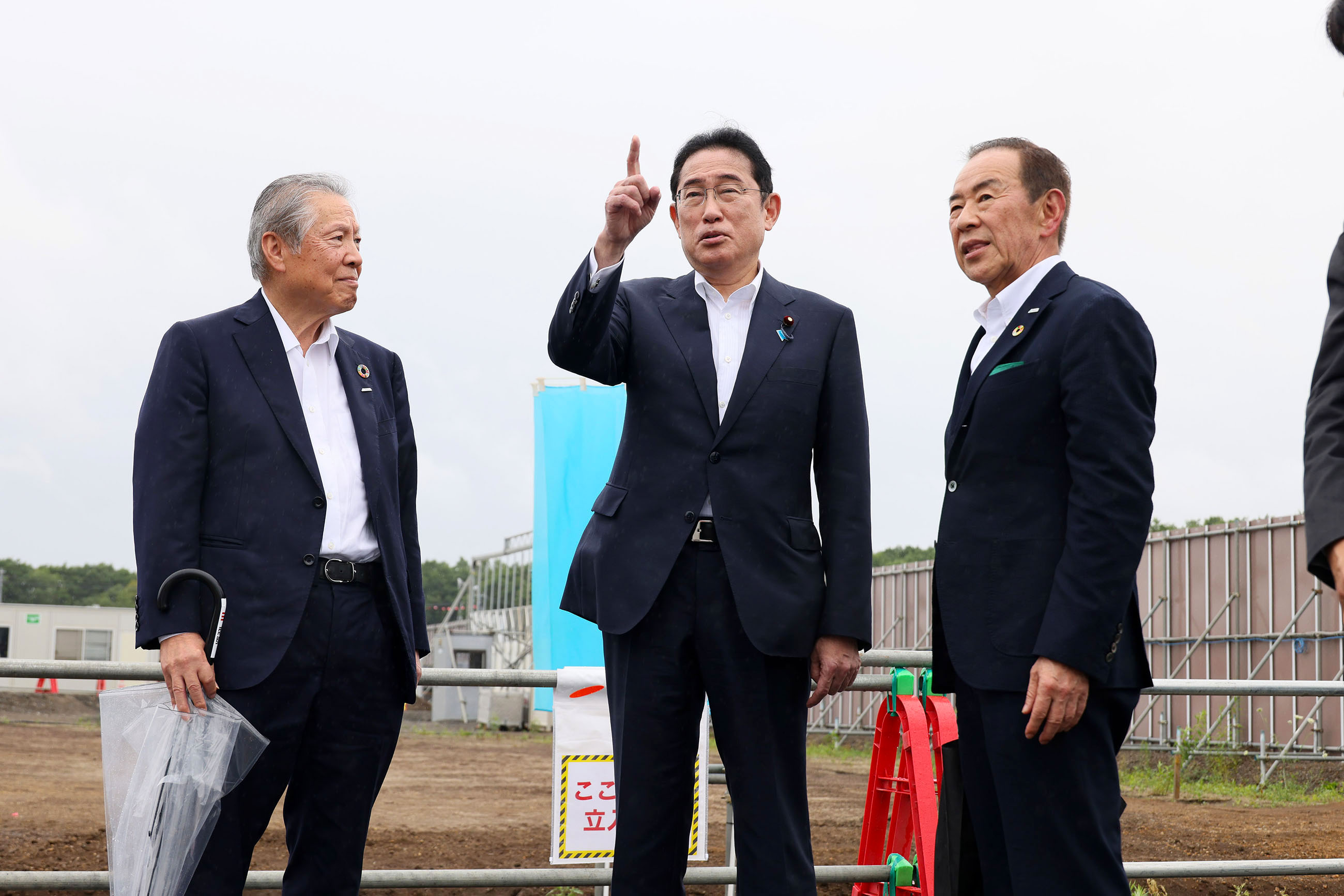 半導体工場建築地の現場を視察する岸田総理２