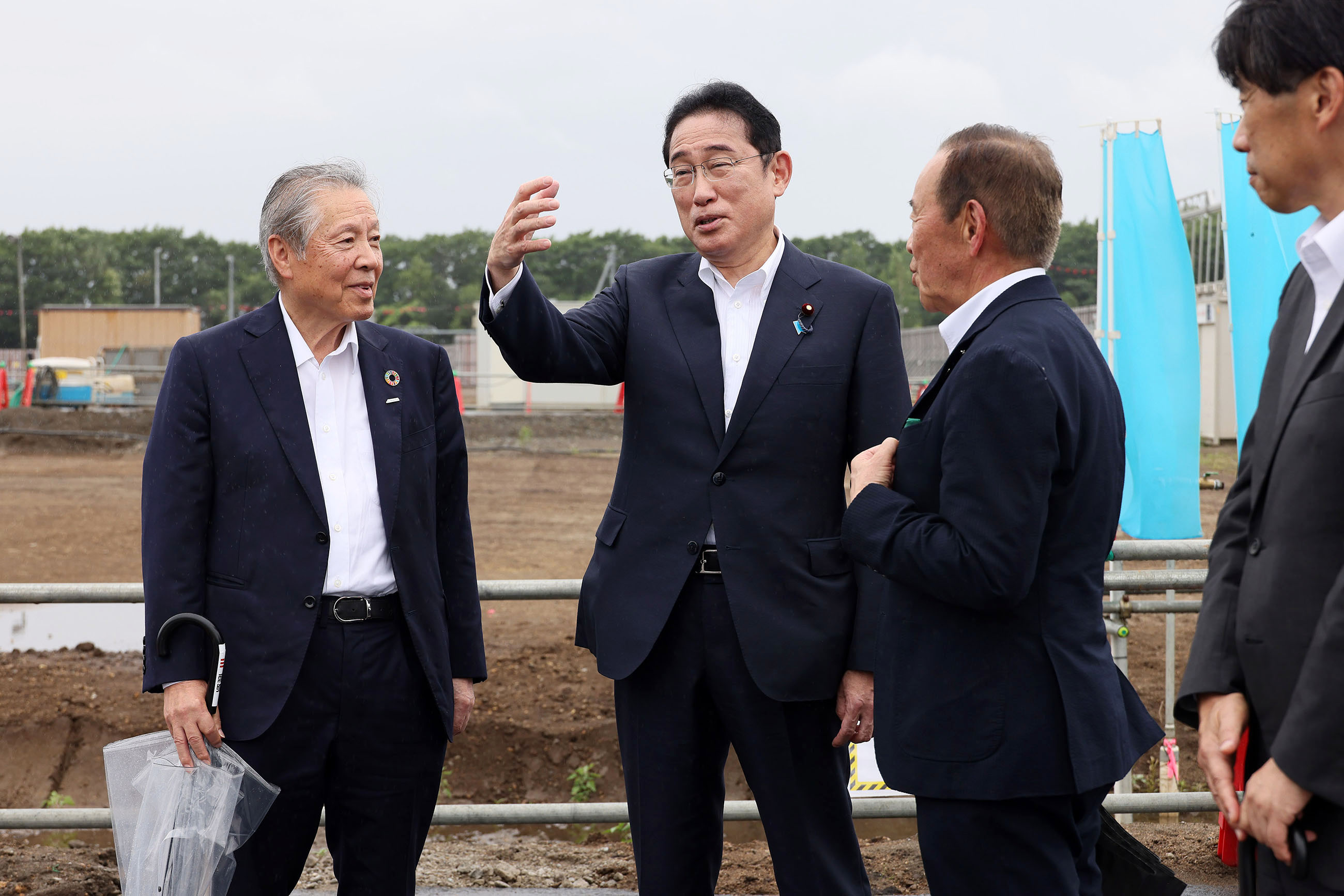 半導体工場建築地の現場を視察する岸田総理３