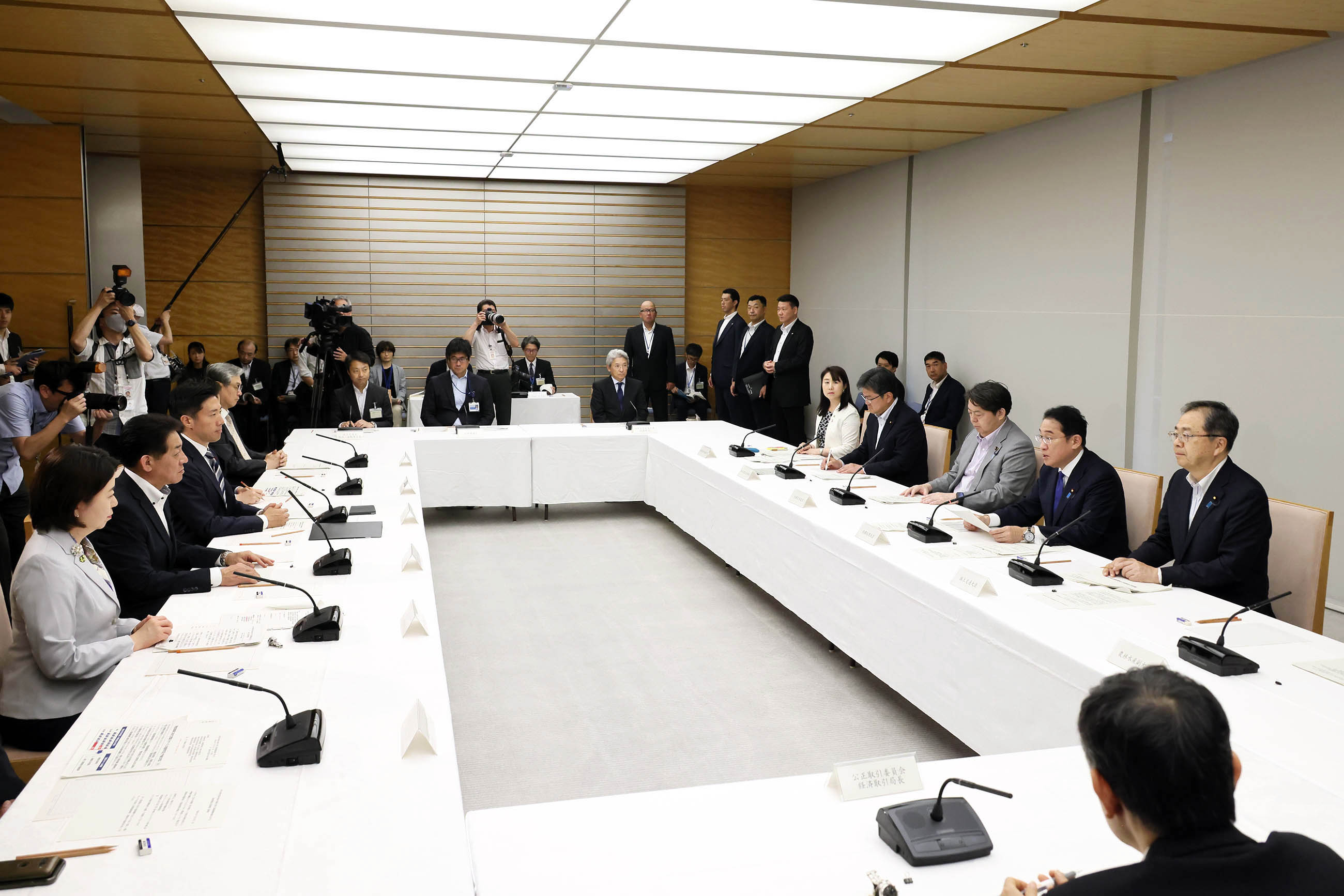 会議のまとめを行う岸田総理３