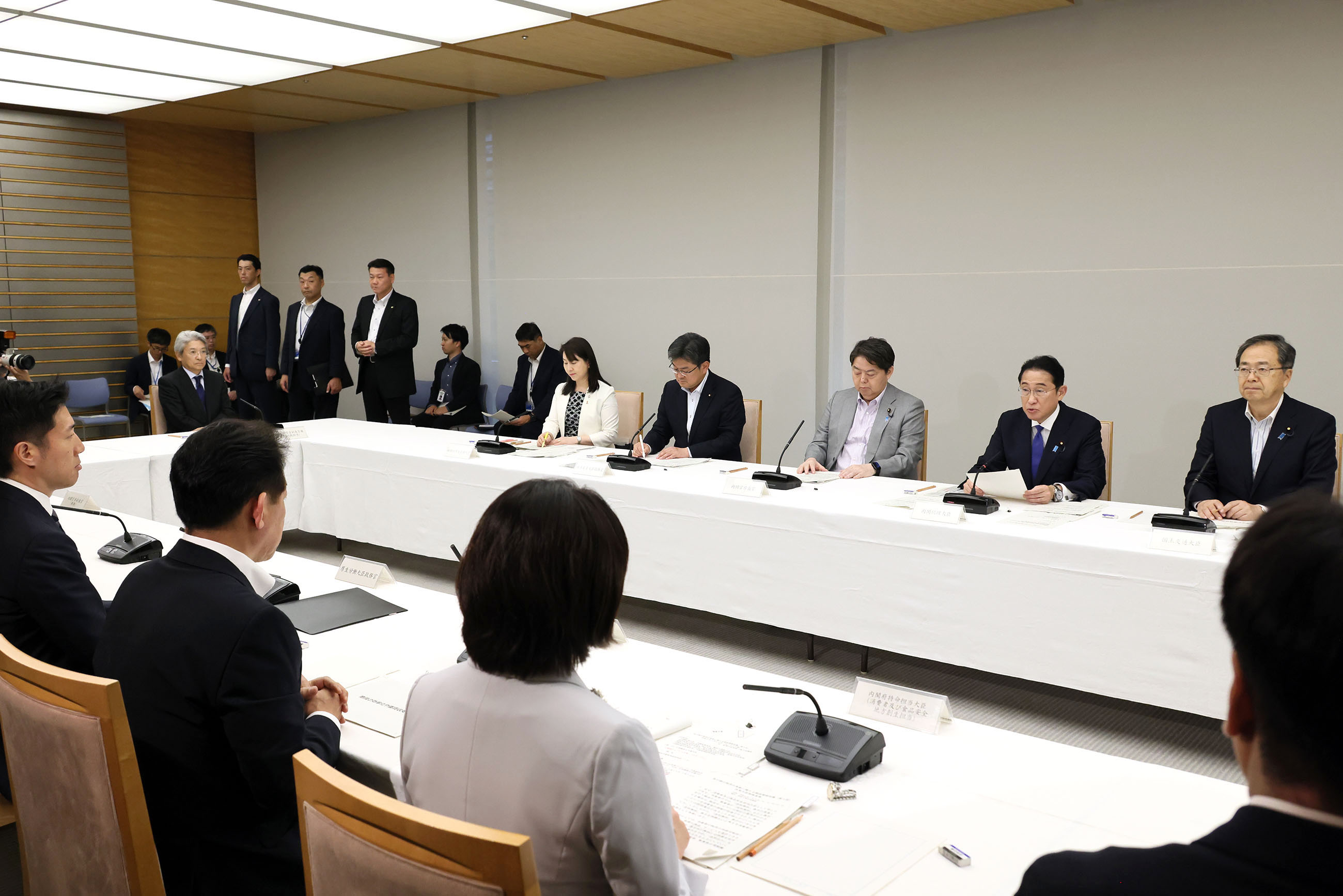 会議のまとめを行う岸田総理４