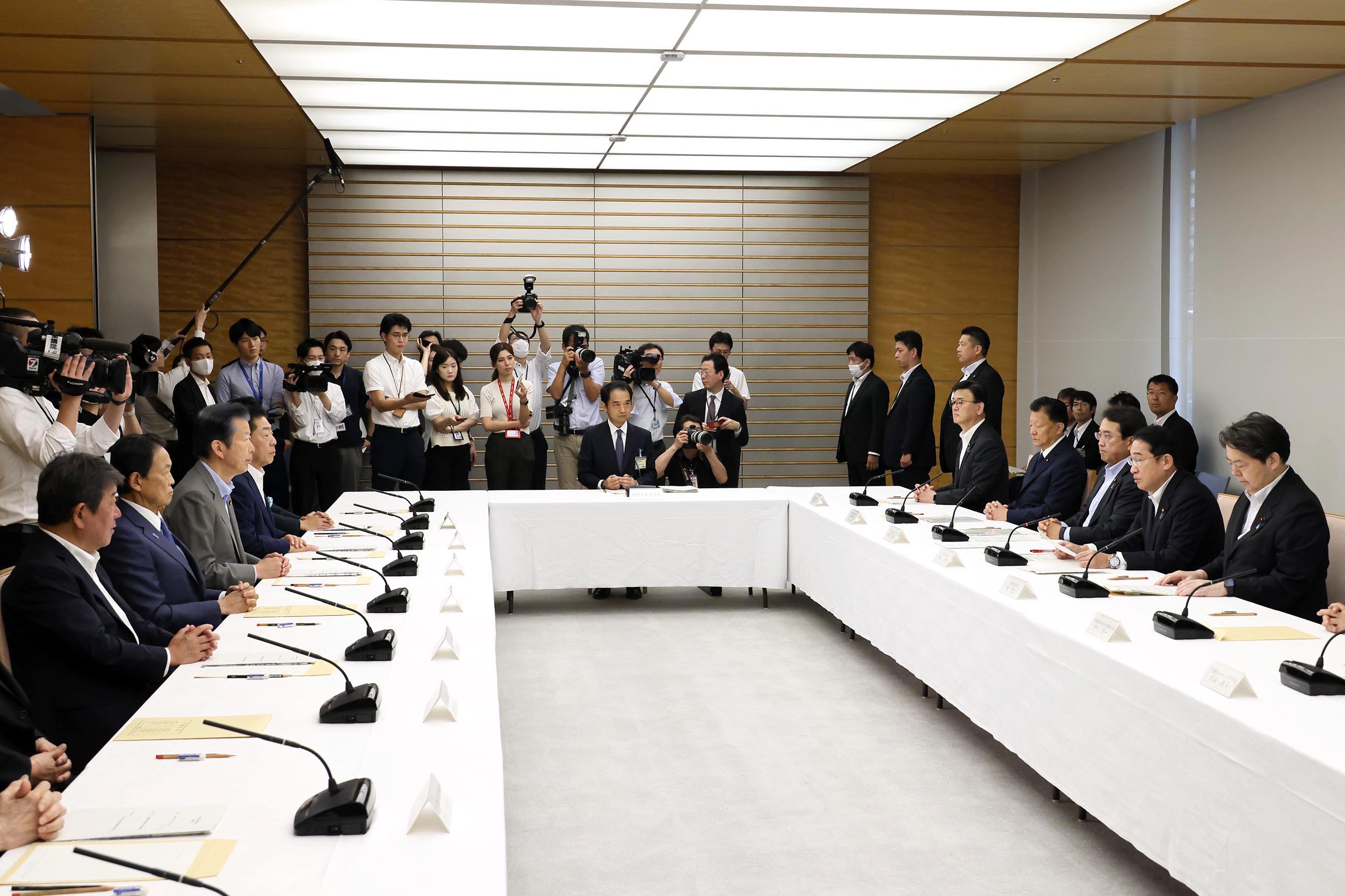 会議のまとめを行う岸田総理２