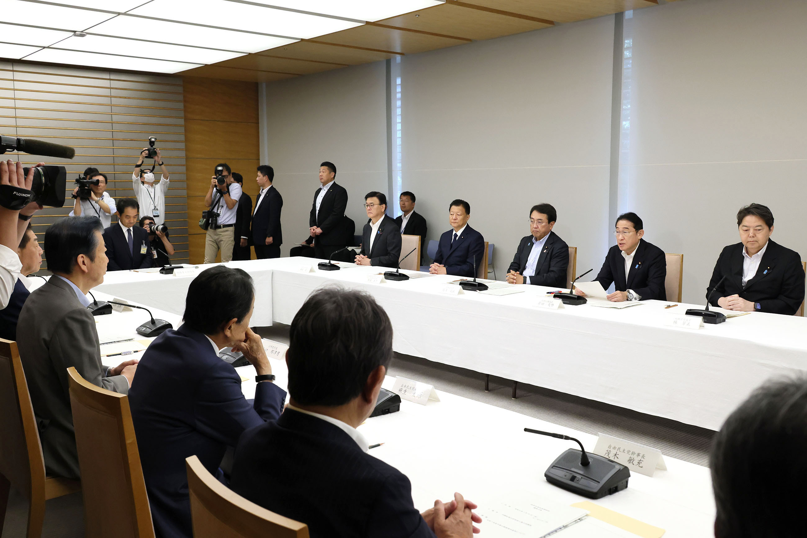 会議のまとめを行う岸田総理３