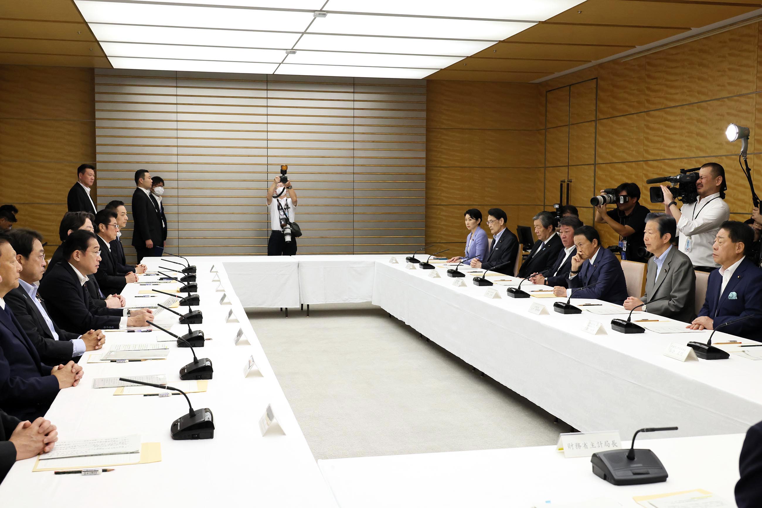 会議のまとめを行う岸田総理４