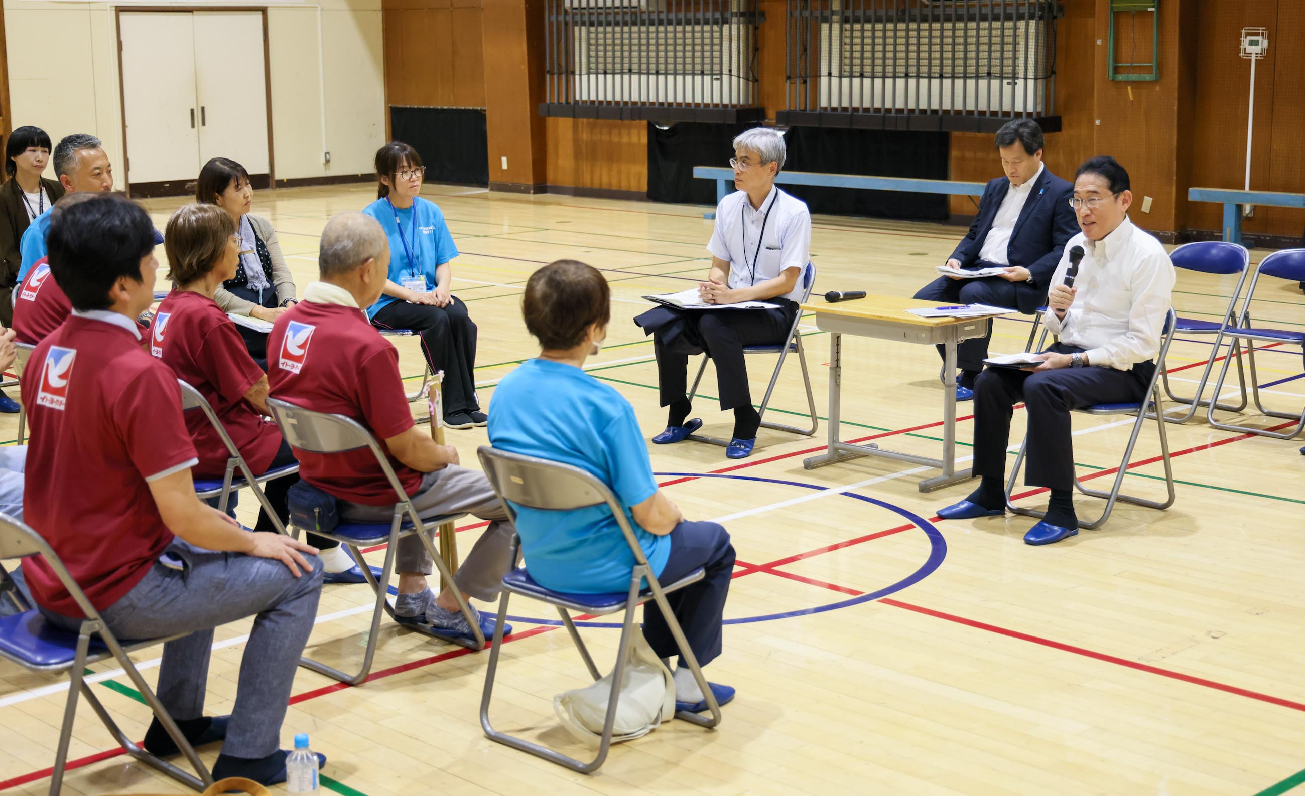 認知症支援者と意見交換する岸田総理１