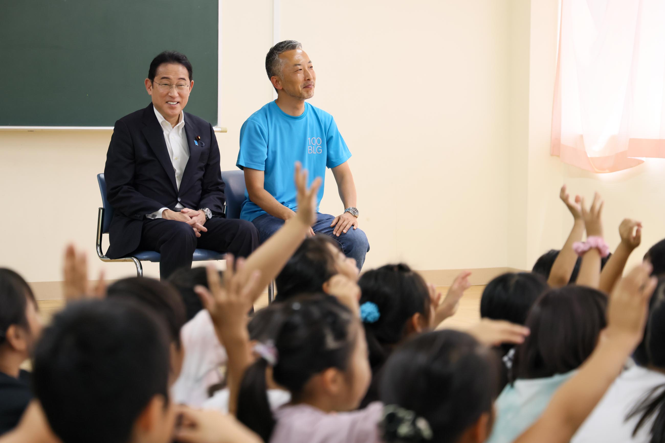 ＤＡＹＳ　ＢＬＧ！の認知症施策の取組を視察する岸田総理５
