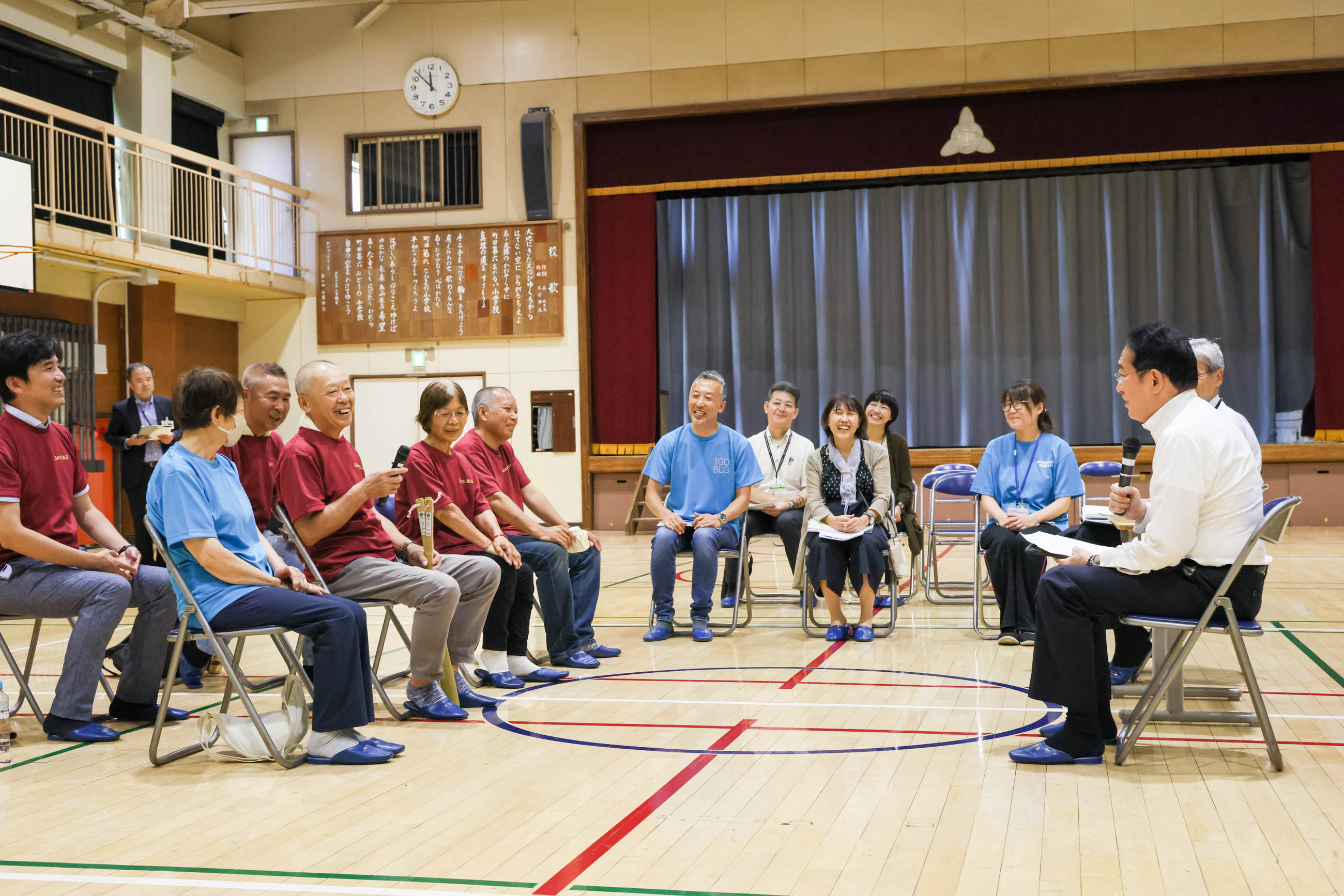 認知症支援者と意見交換する岸田総理２