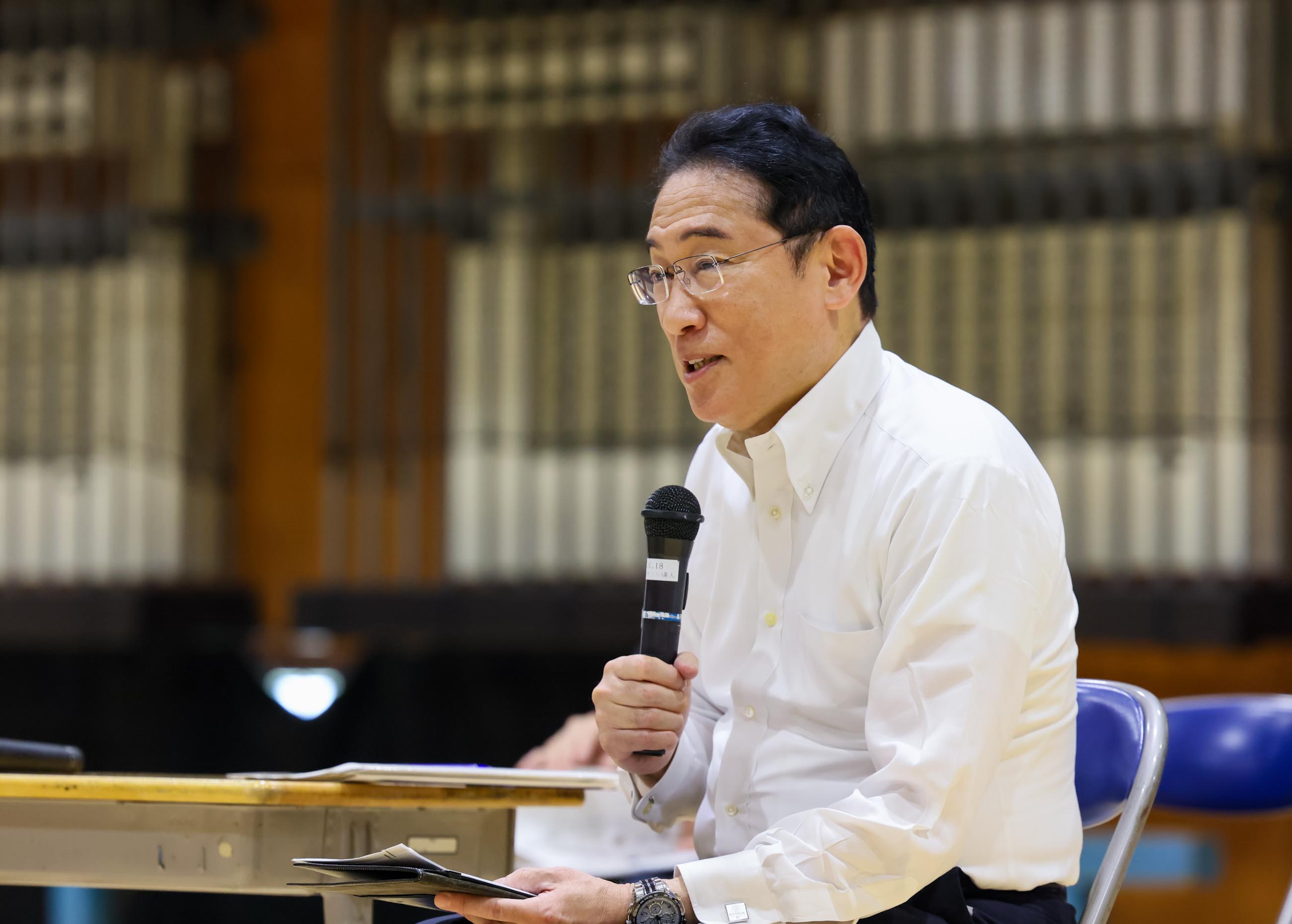 認知症支援者と意見交換する岸田総理３