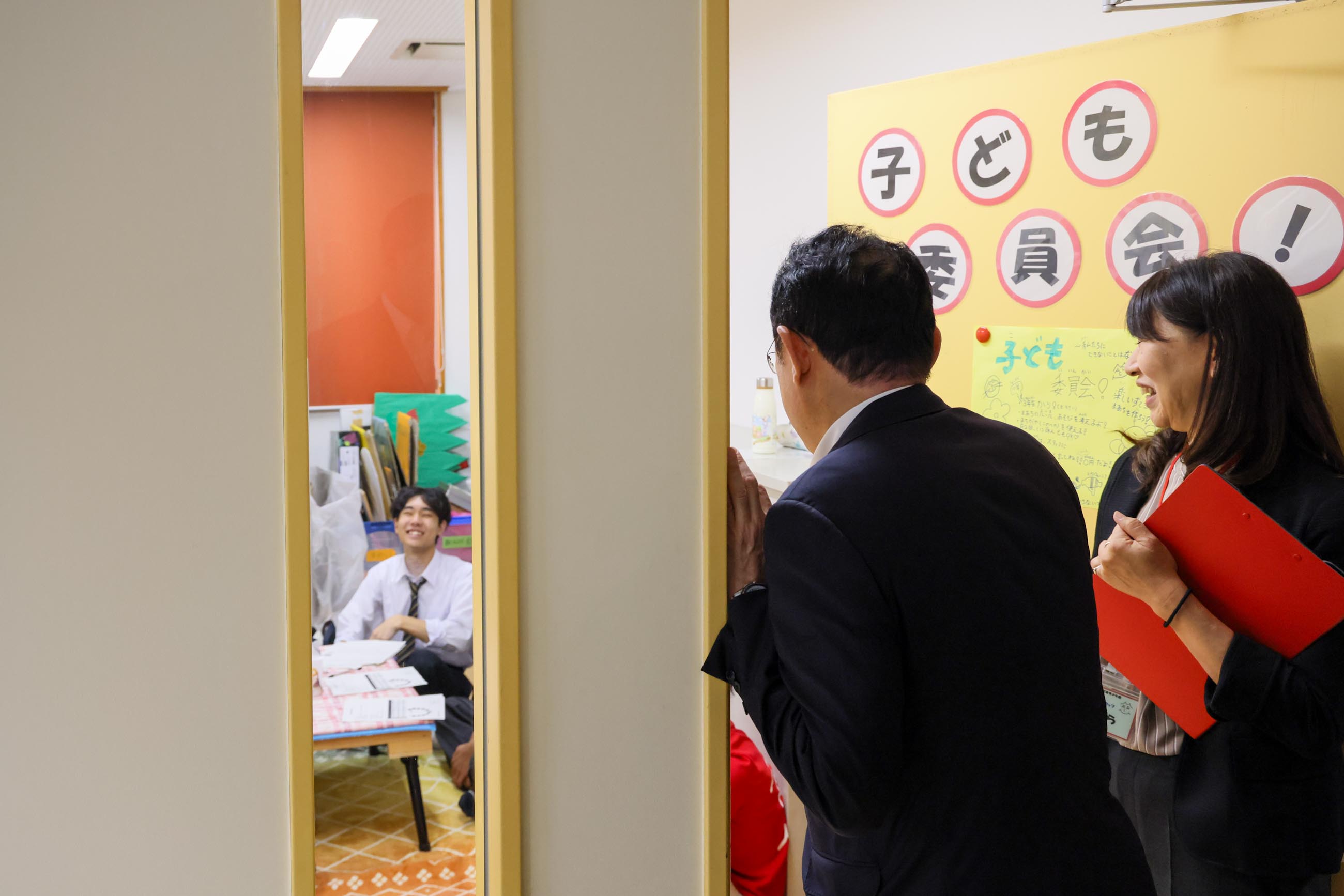 子どもセンターまあちを視察する岸田総理２
