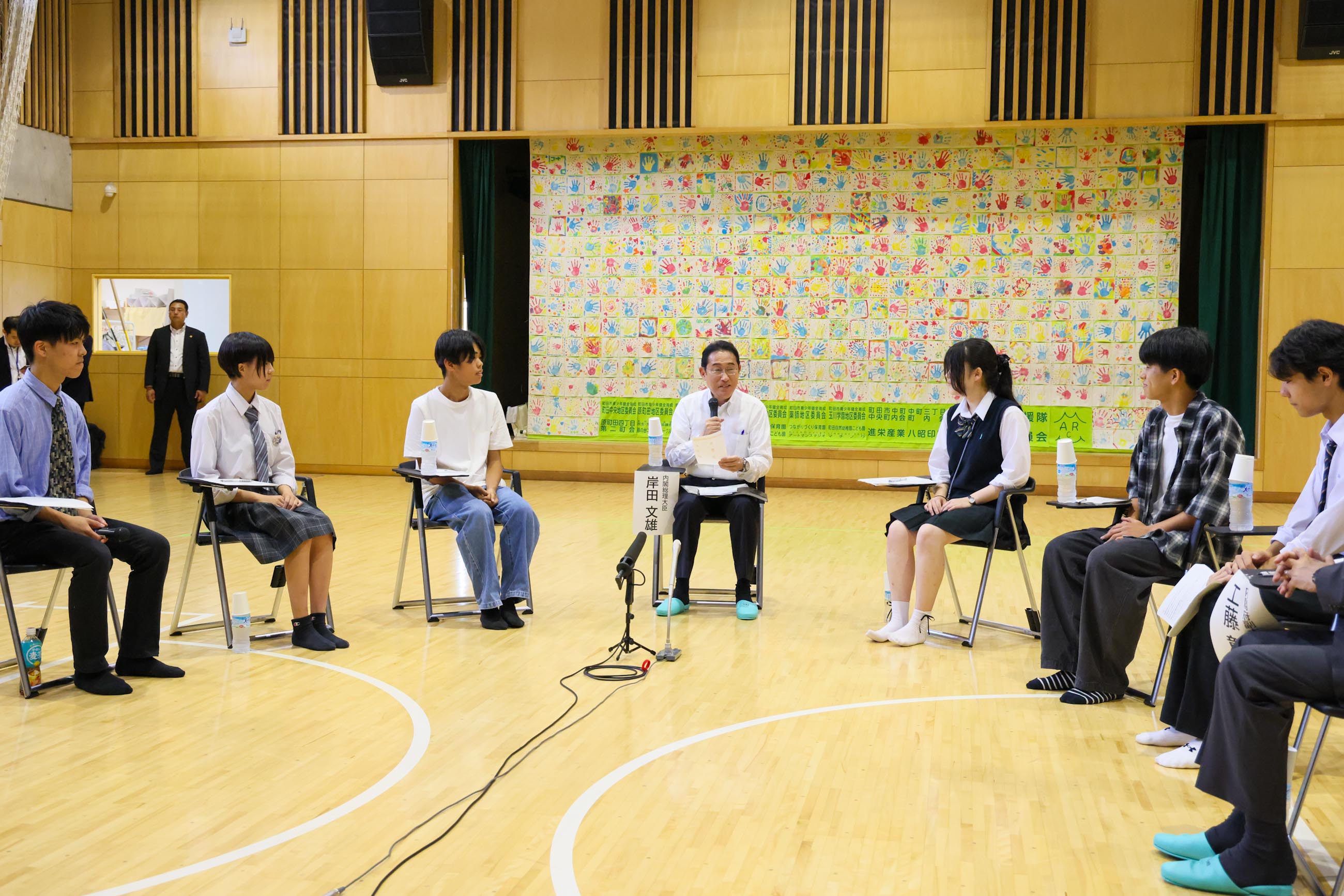 こども・若者との意見交換をする岸田総理２