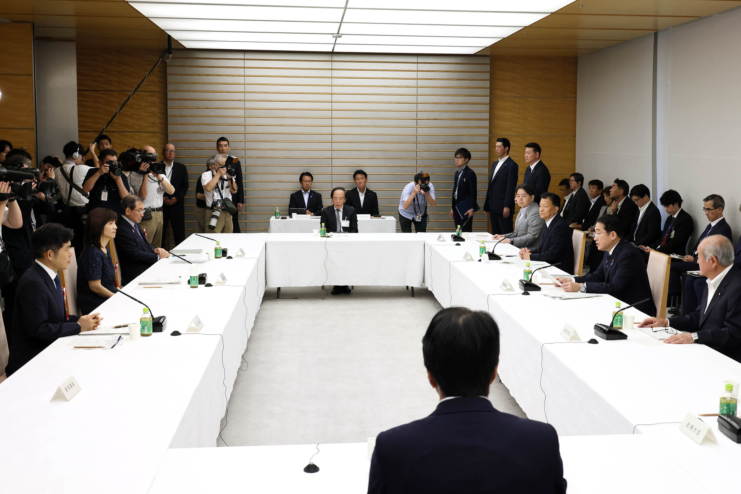 会議のまとめを行う岸田総理２