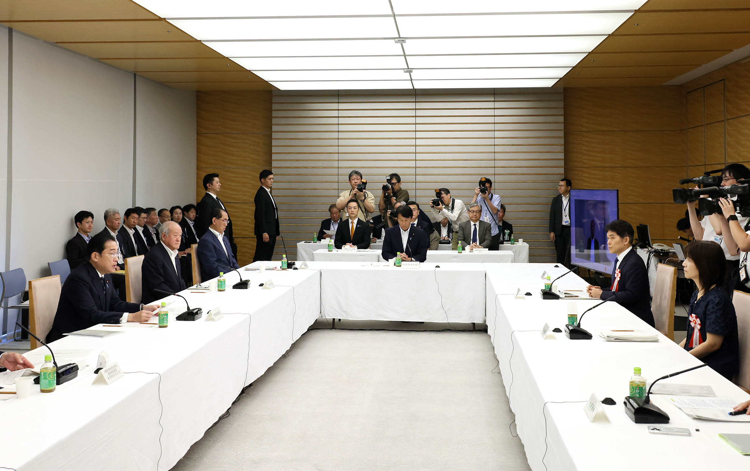 会議のまとめを行う岸田総理４