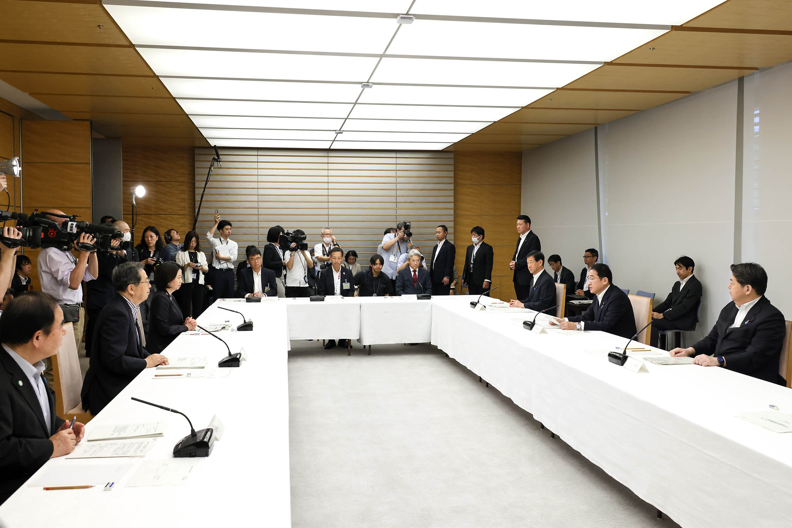 会議のまとめを行う岸田総理３