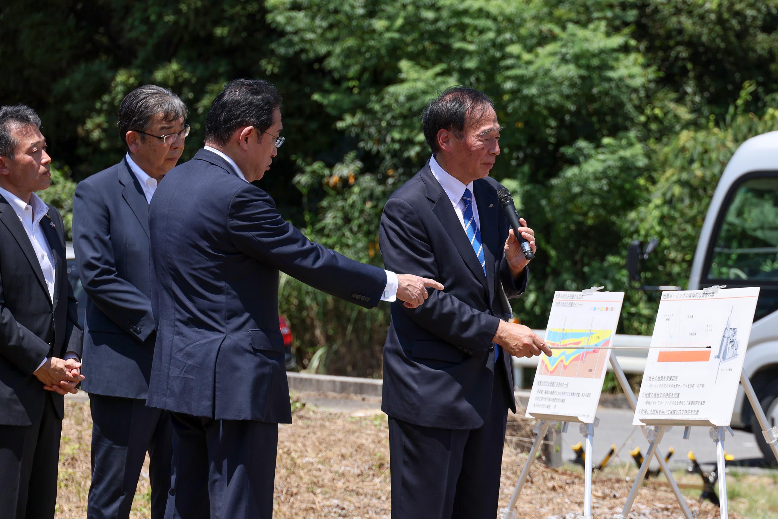 リニア中央新幹線ボーリング調査箇所を視察する岸田総理３