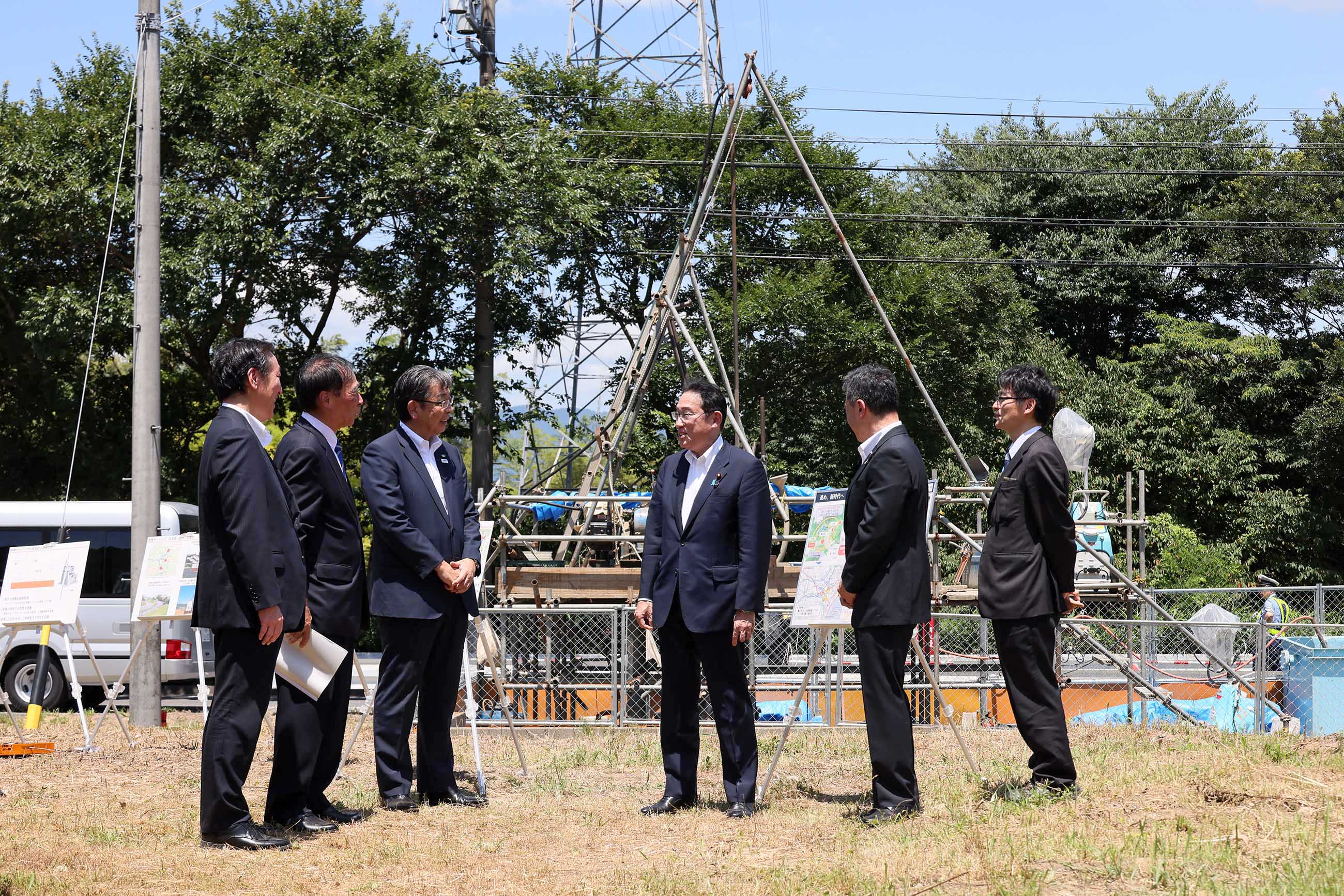 リニア中央新幹線ボーリング調査箇所を視察する岸田総理６
