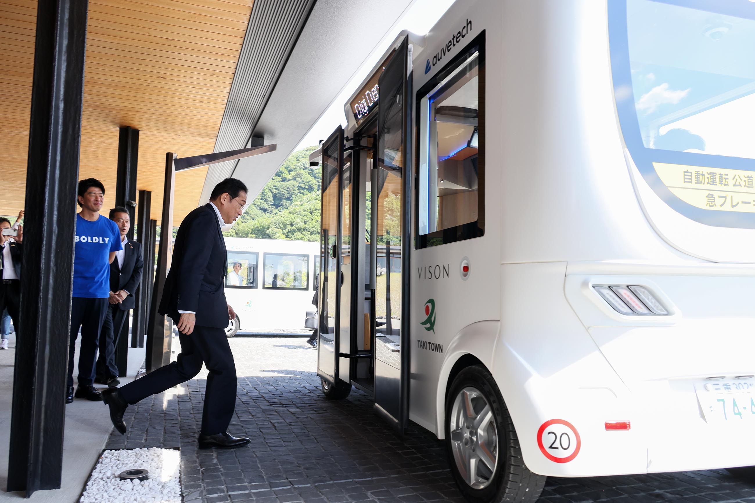 自動運転車「Ｍｉｃａ」に試乗する岸田総理１
