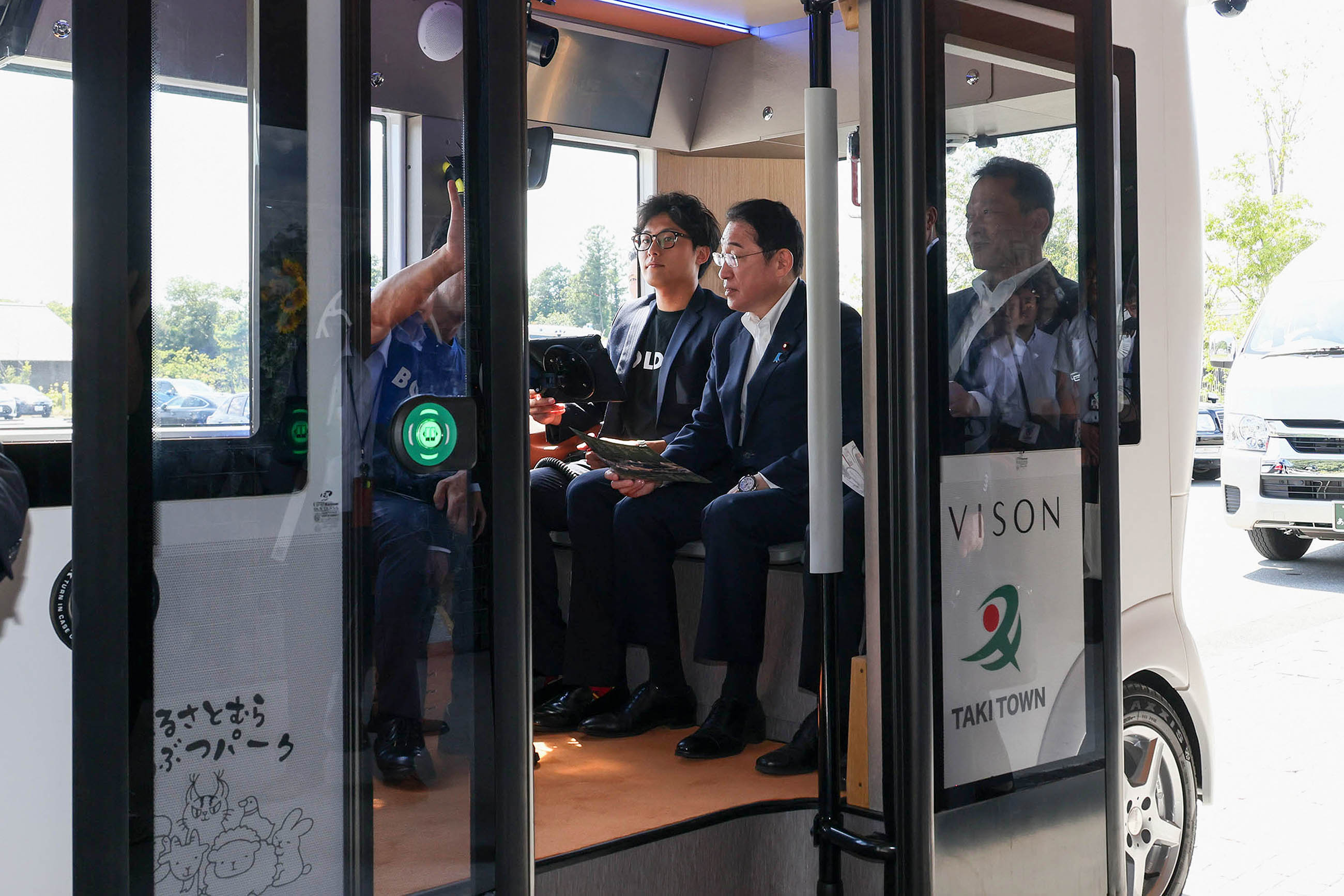 自動運転車「Ｍｉｃａ」に試乗する岸田総理２