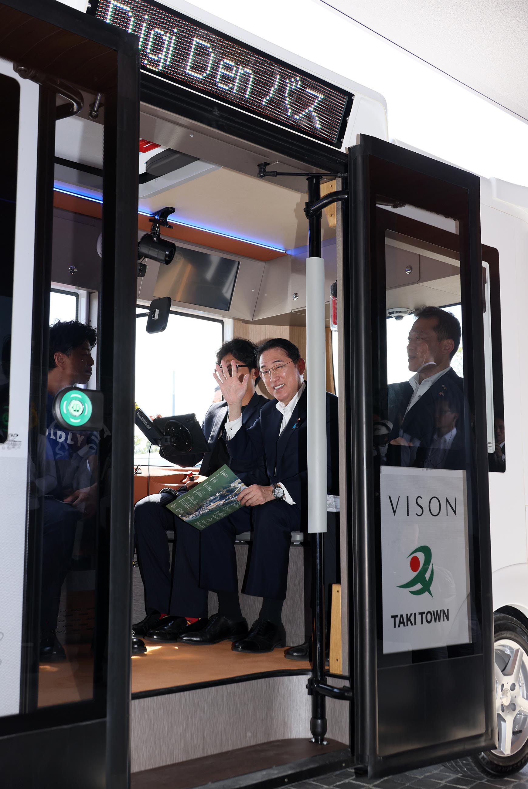 自動運転車「Ｍｉｃａ」に試乗する岸田総理３