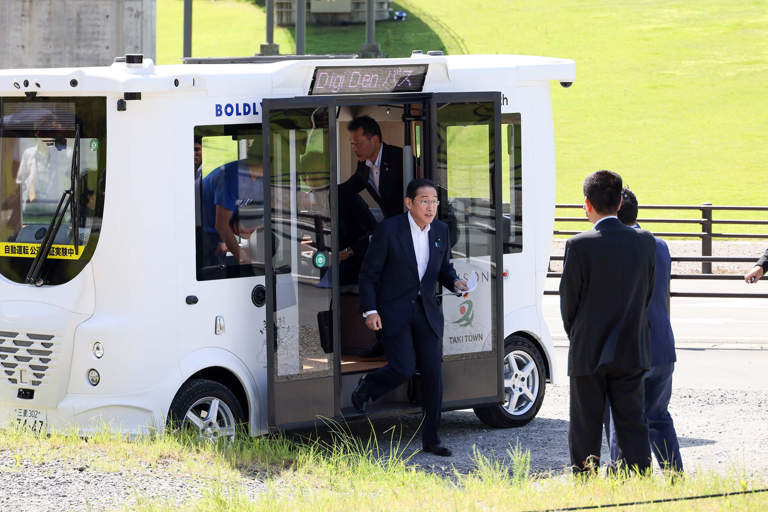 自動運転車「Ｍｉｃａ」に試乗する岸田総理４