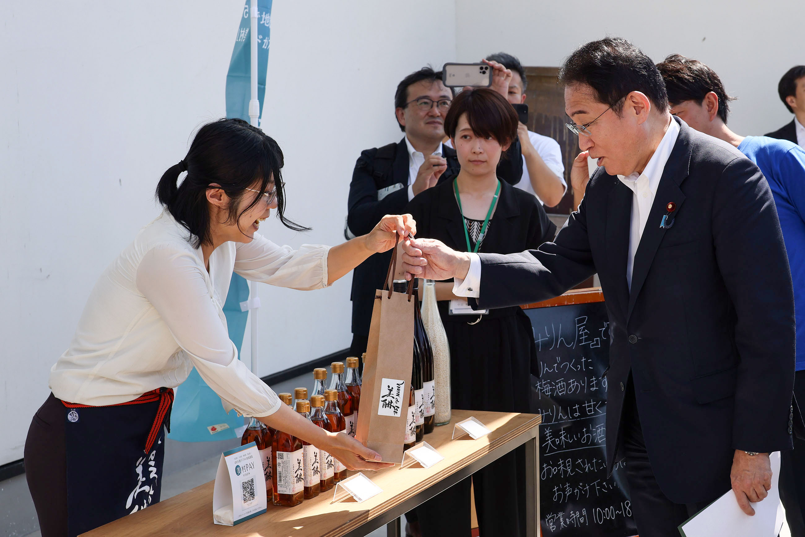 地域通貨「美村ｐａｙ」により味醂や伊勢たくあんを購入する岸田総理１