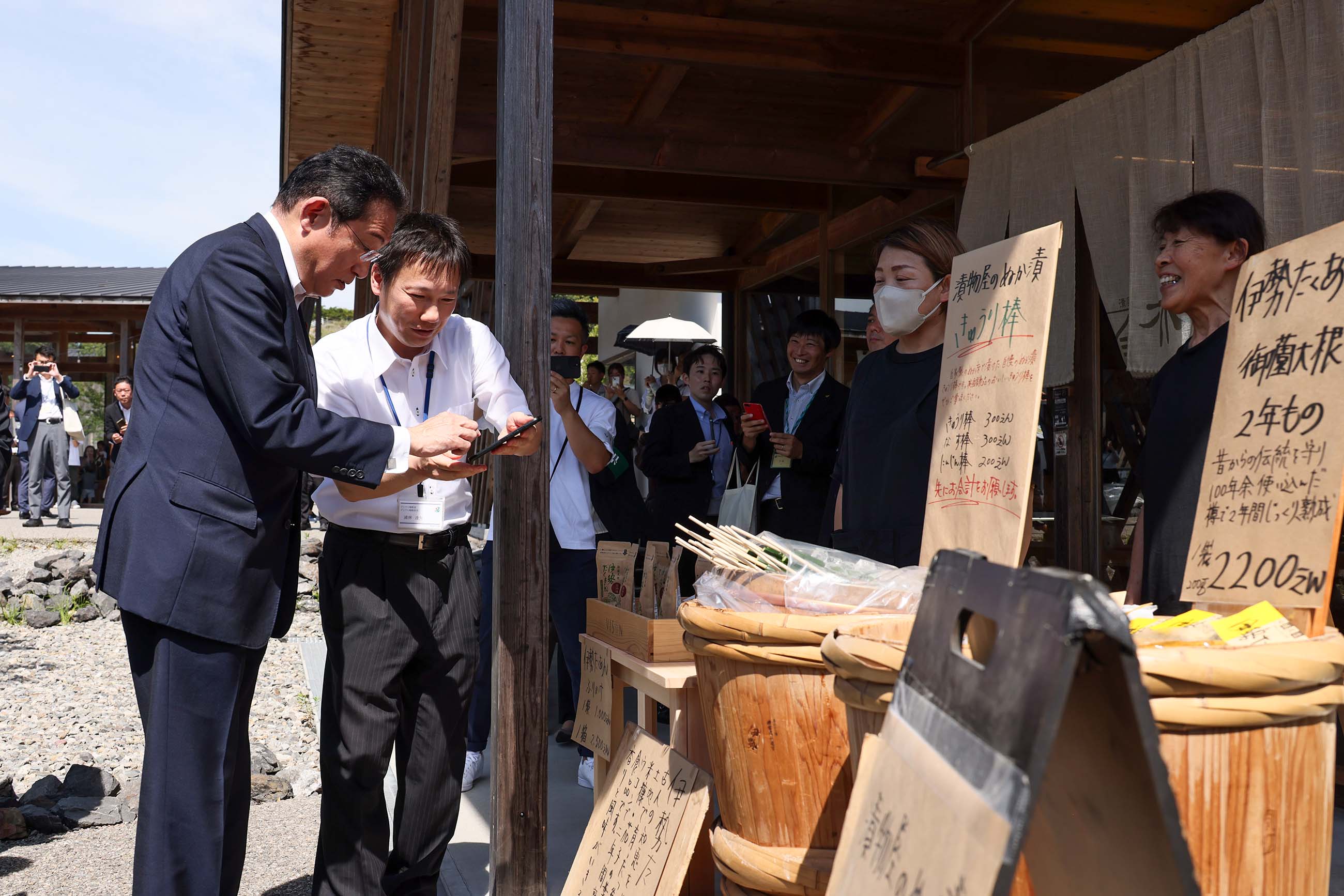 地域通貨「美村ｐａｙ」により味醂や伊勢たくあんを購入する岸田総理３