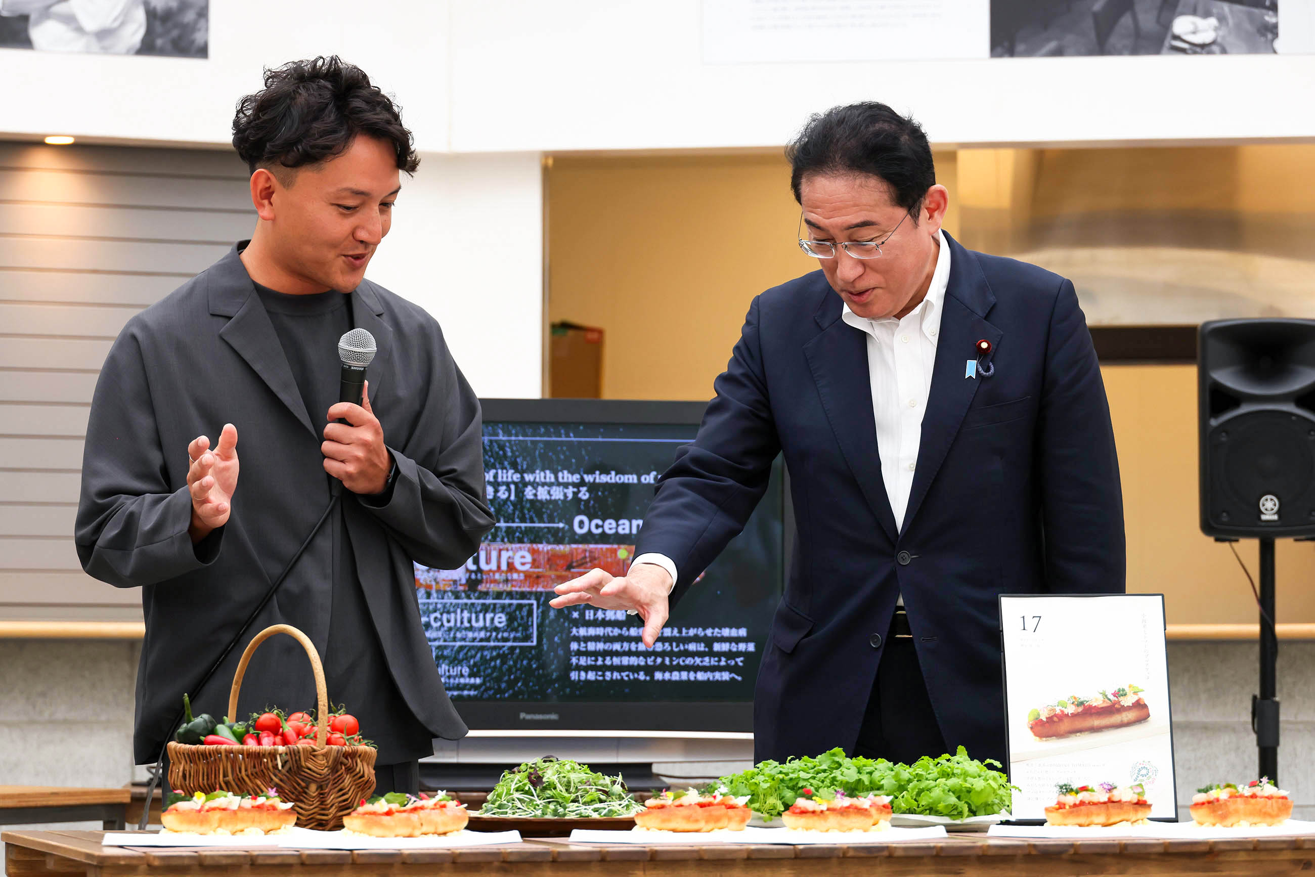 地域の先進農業ベンチャーの取組について説明を受ける岸田総理２