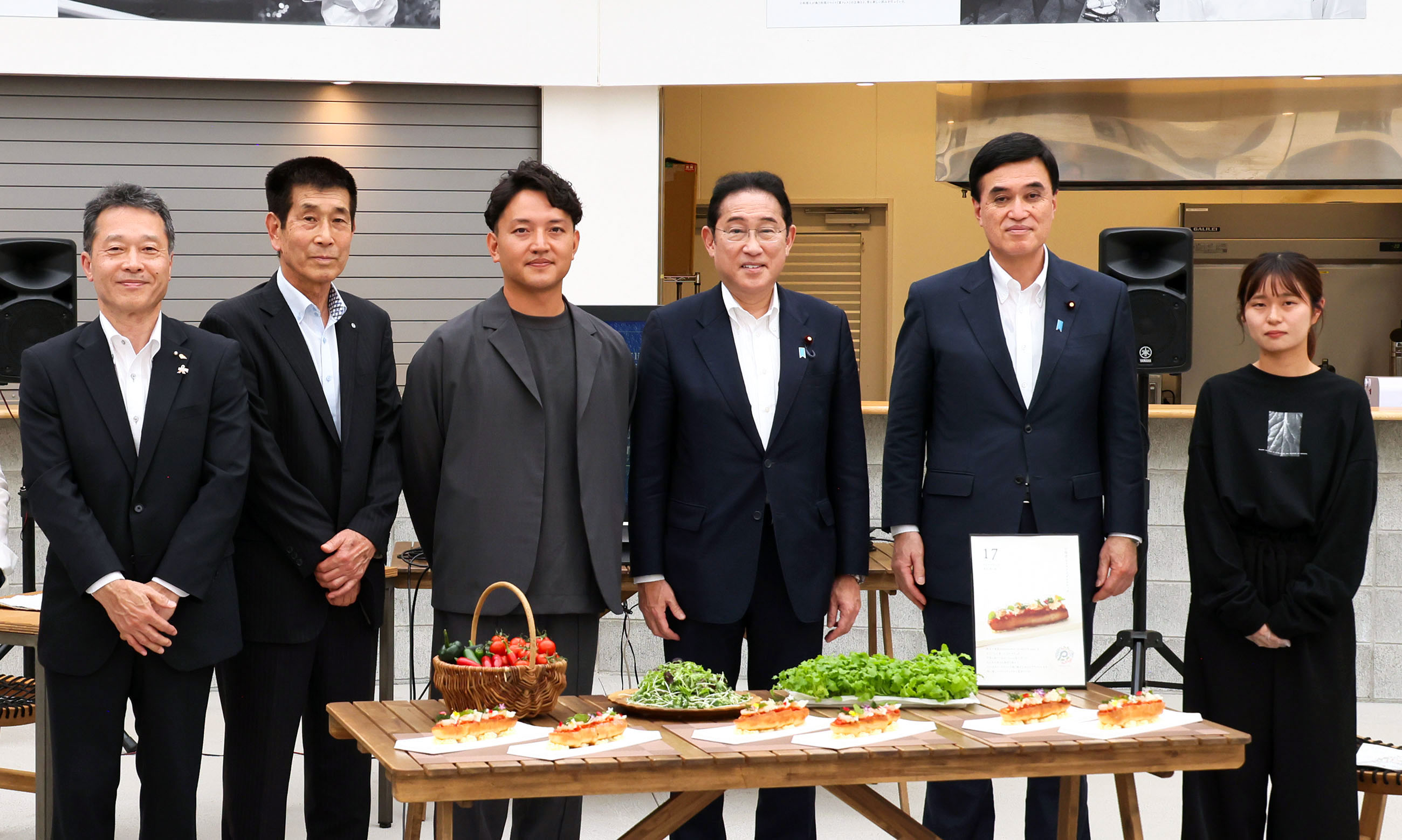 地域の先進農業ベンチャーの取組について説明を受ける岸田総理３