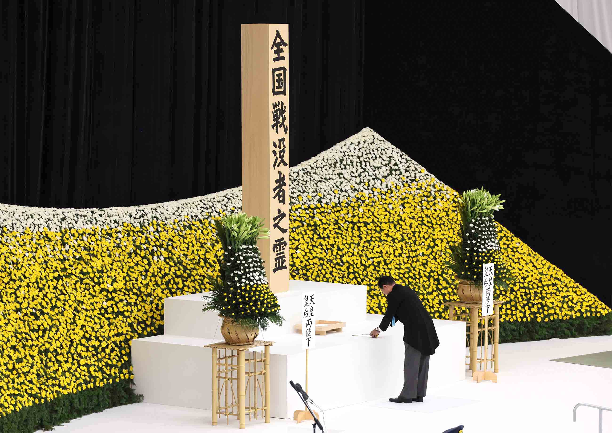 献花する岸田総理１
