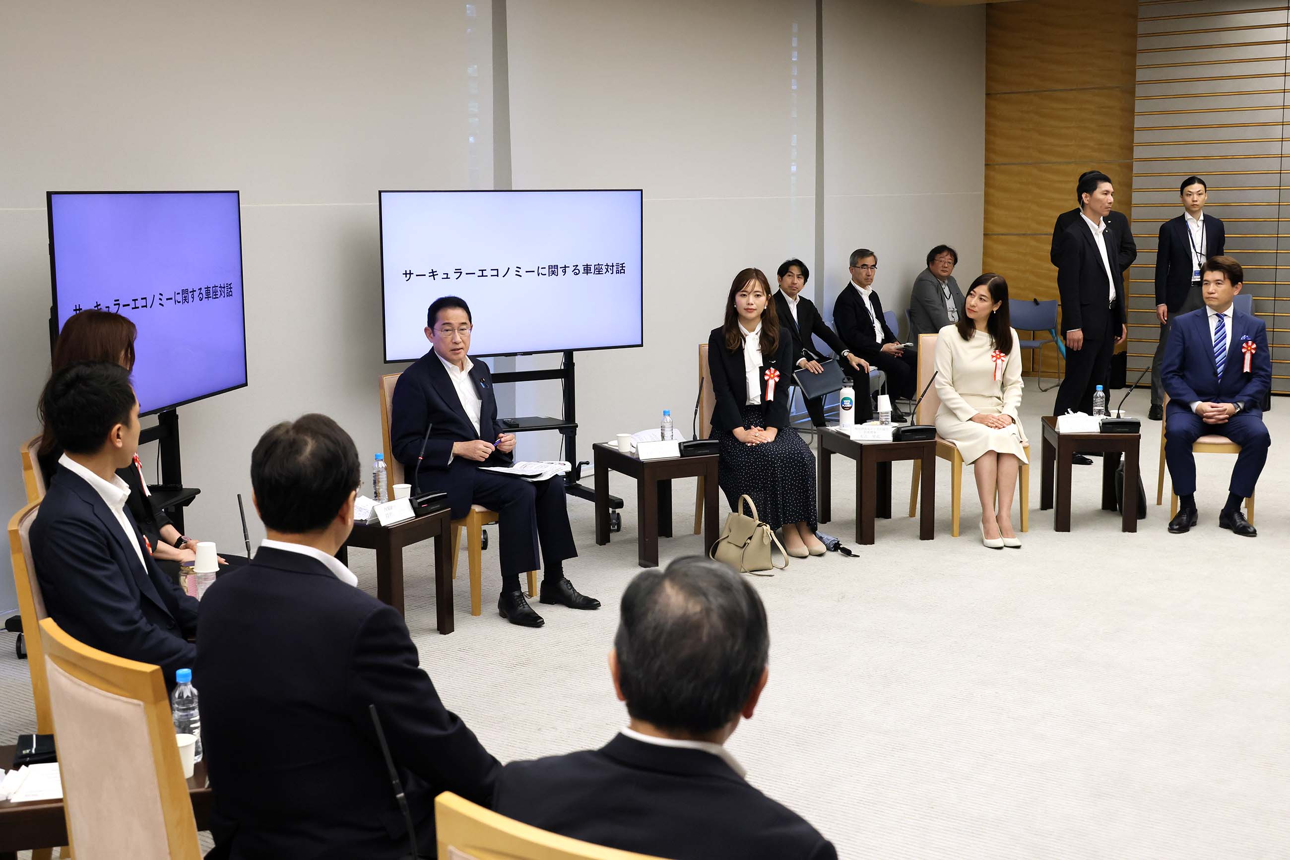 車座対話で発言する岸田総理１