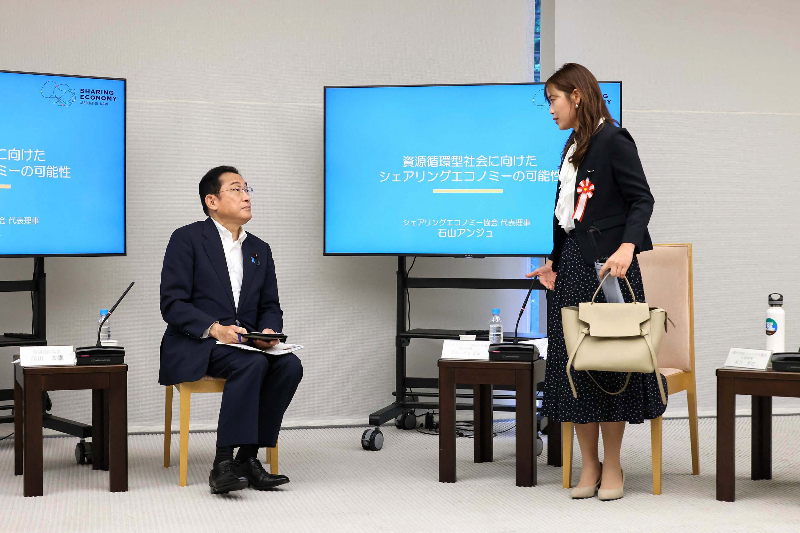 車座対話で話を聞く岸田総理２
