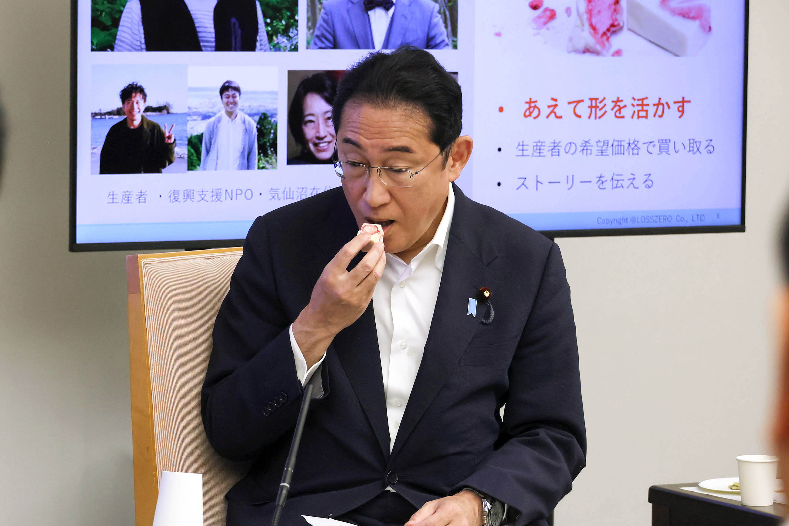 車座対話で話を聞く岸田総理４
