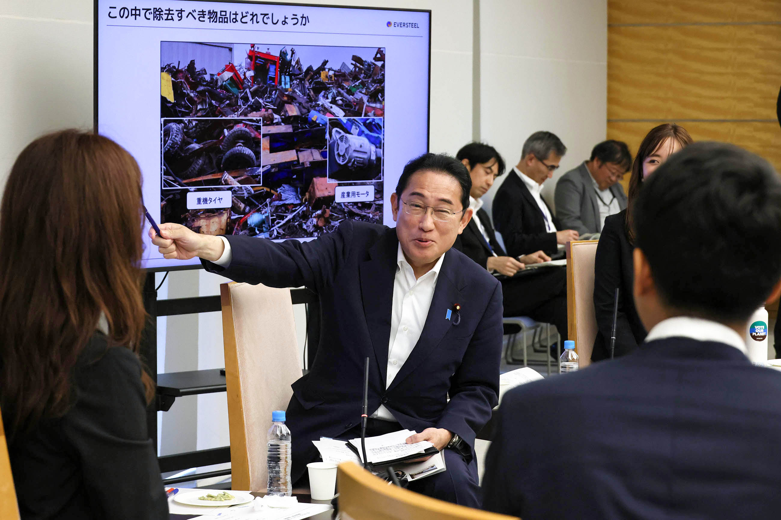 車座対話で話を聞く岸田総理５