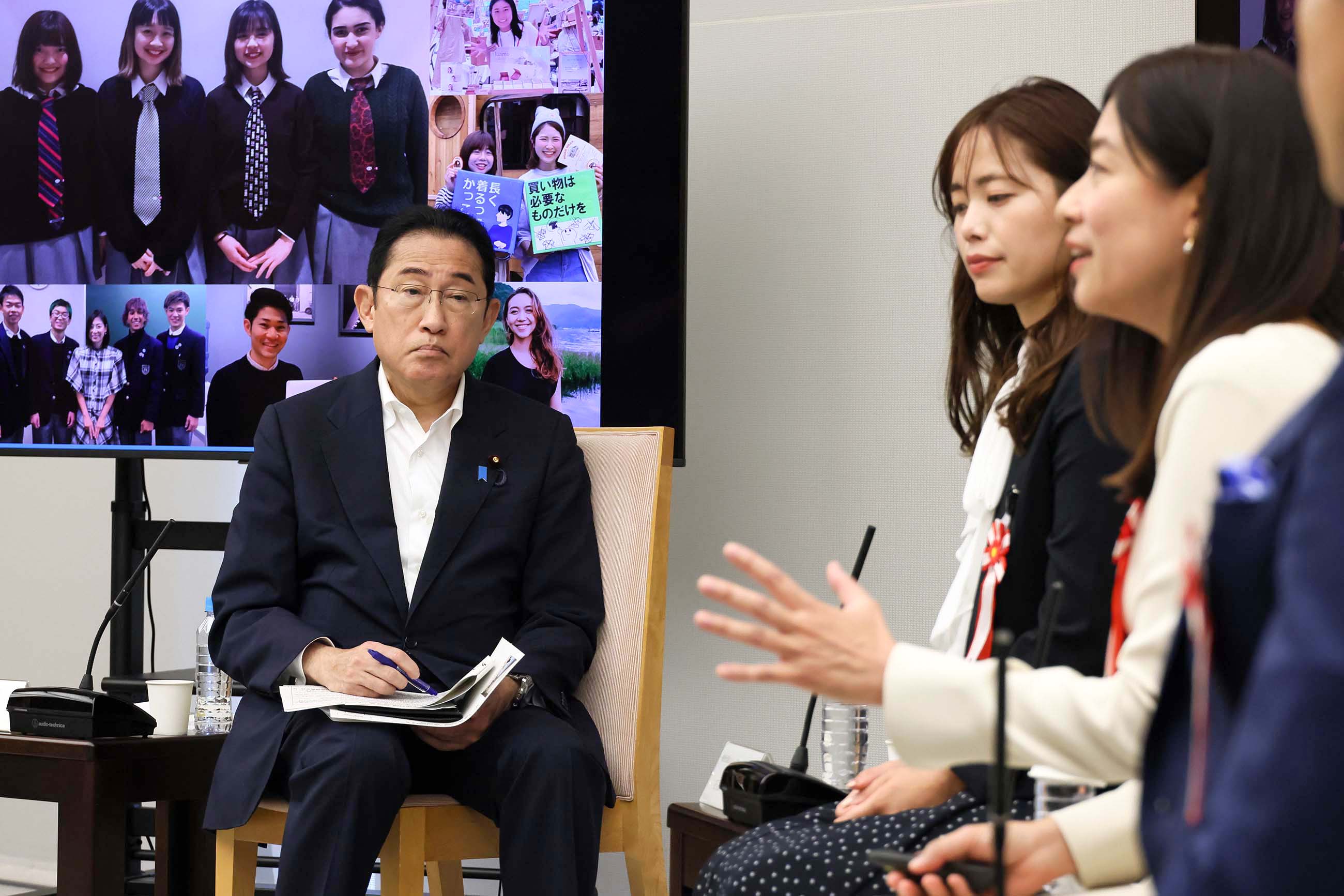 車座対話で話を聞く岸田総理６
