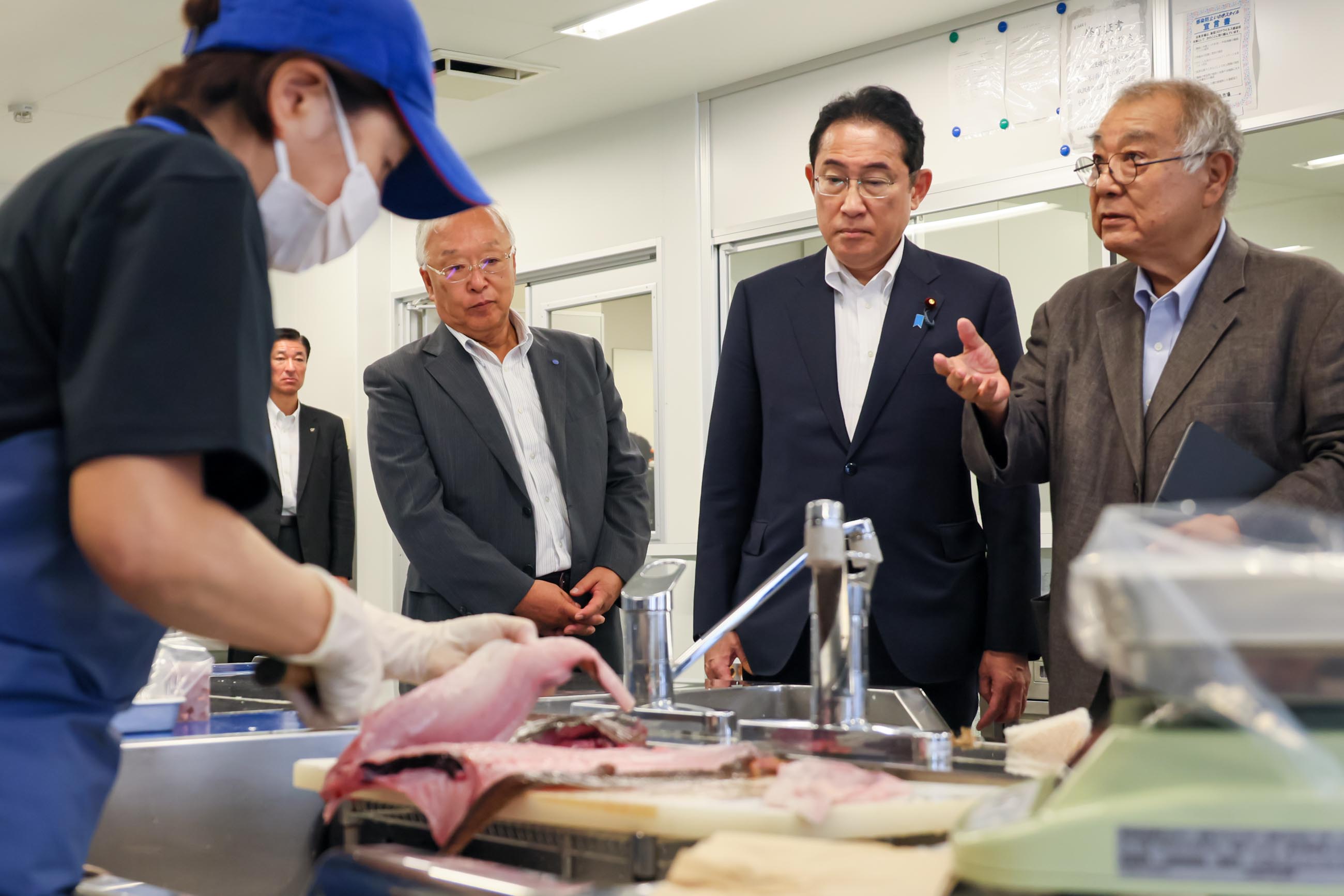 小名浜魚市場を視察する岸田総理１